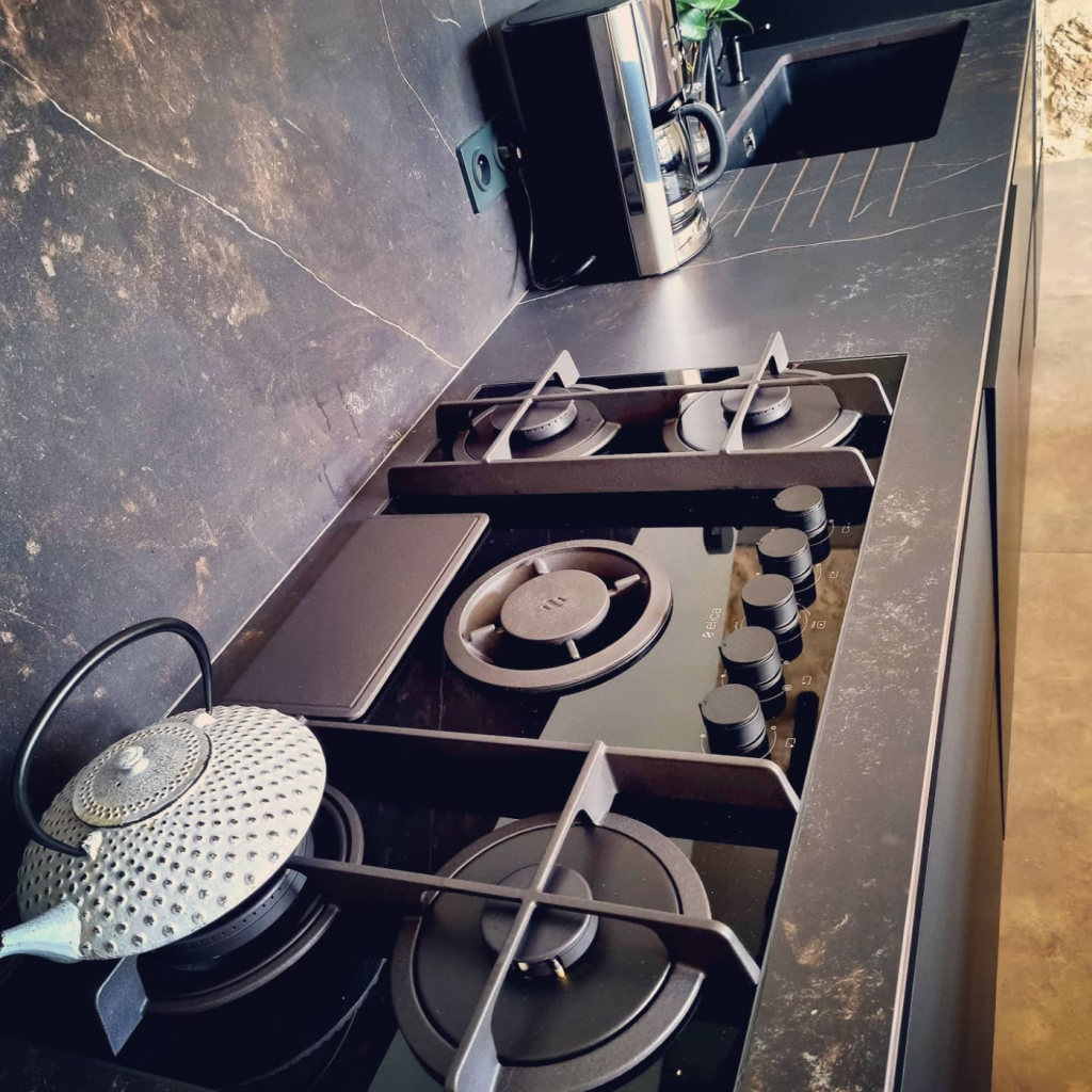 cuisine-origine-france-garantie-plan-travail-credence-dekton-noir-arthur-bonnet-libourne