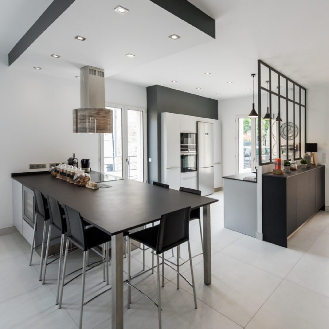 CUISINE SPACIEUSE AVEC VERRIERE INDUSTRIELLE