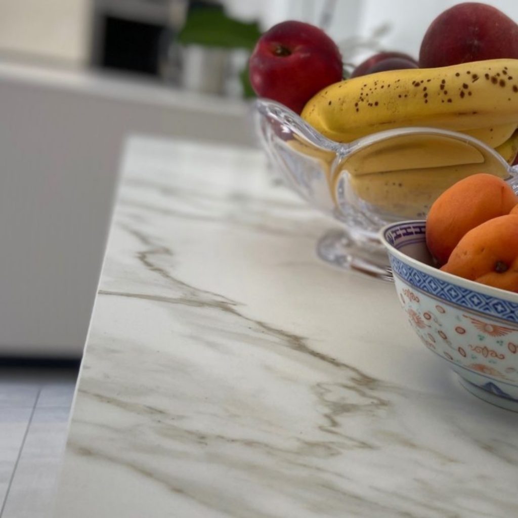 cuisine-plan-travail-dekton-effet-marbre-blanc-le-mans