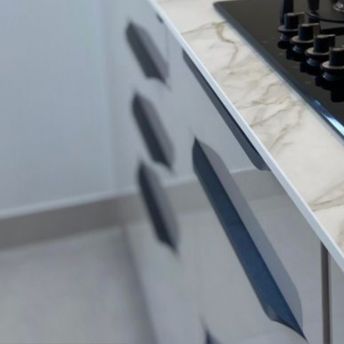 ELEGANTE CUISINE FERMEE BRILLANTE AVEC UN ILOT CENTRAL