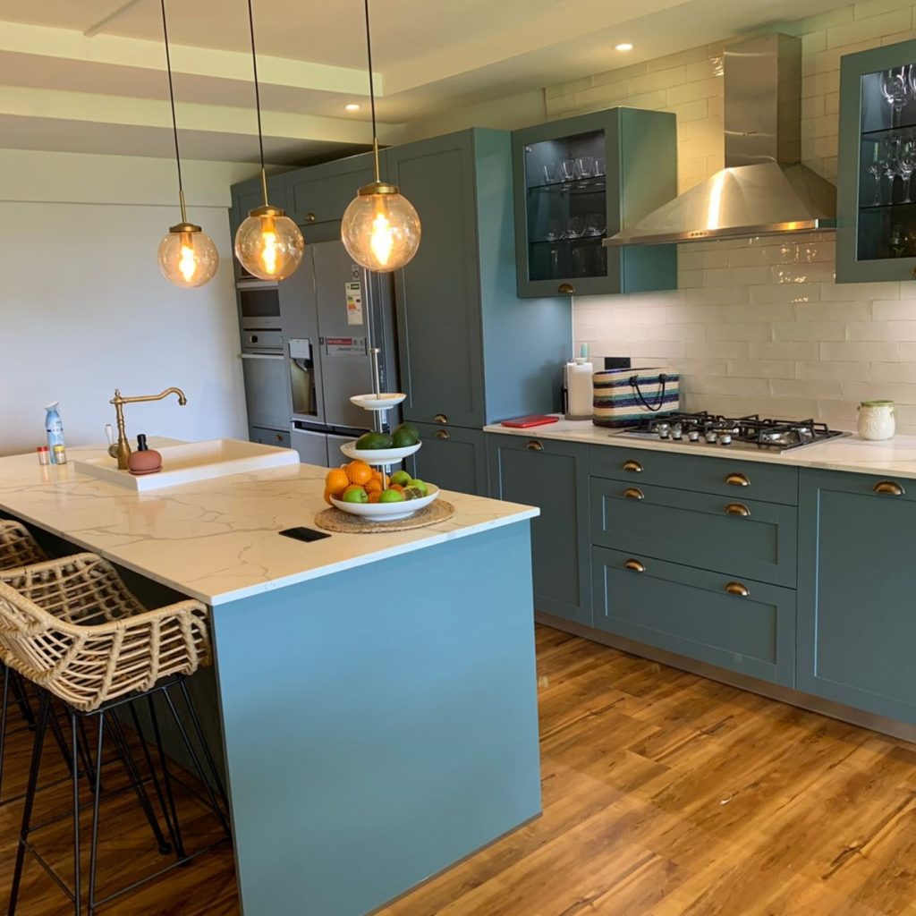 CUISINE CLASSIQUE BLEUE ET BLANCHE STYLE COTTAGE