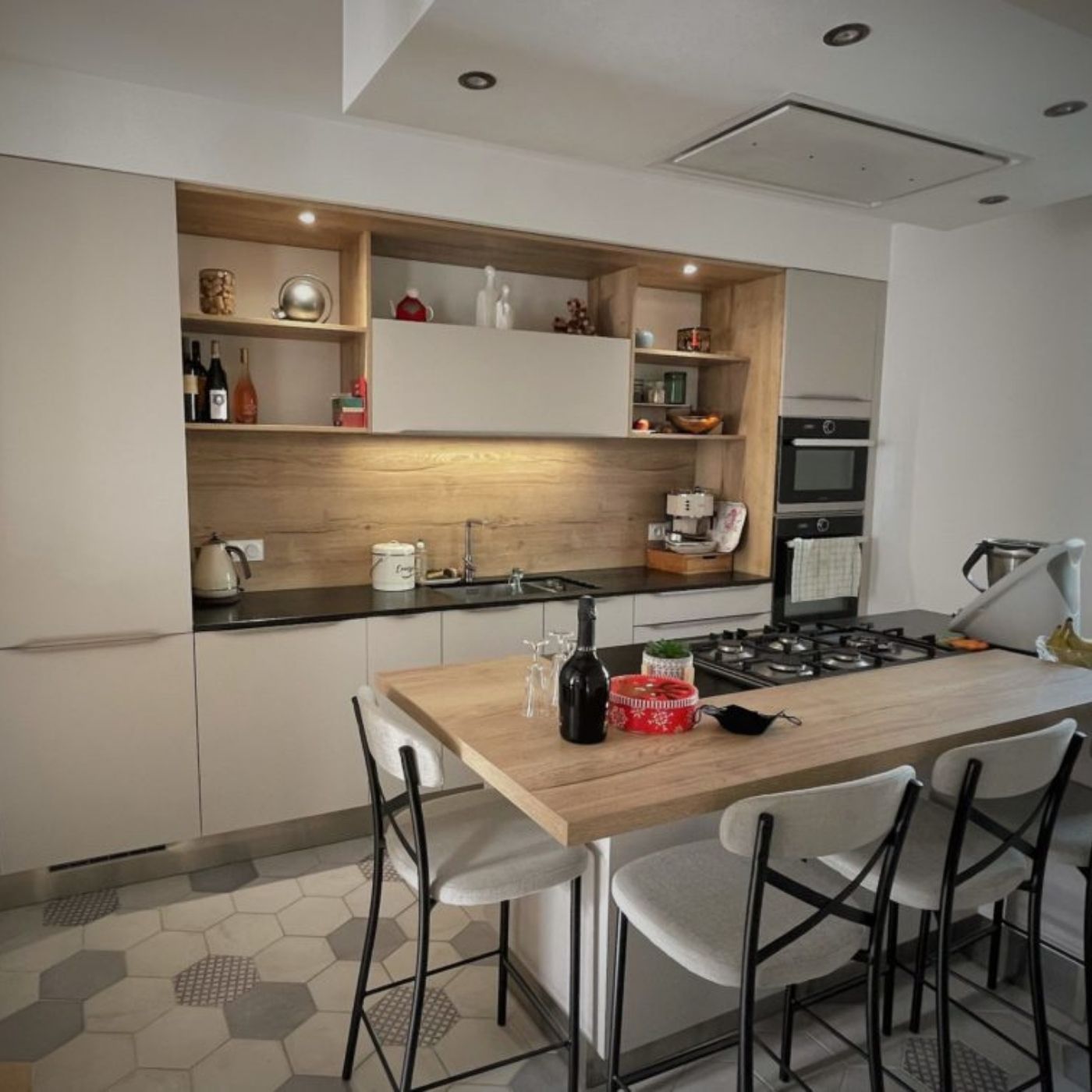 CUISINE EN LONGUEUR BLANCHE ET BOIS