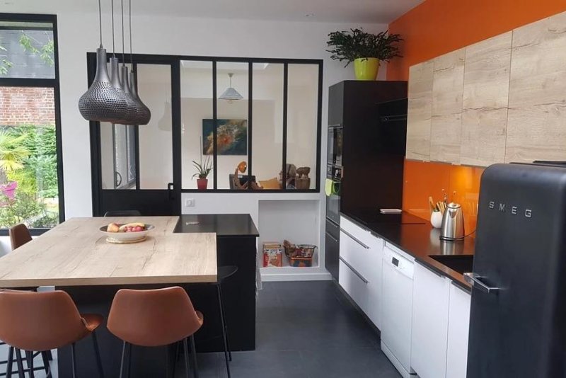 cuisine-semi-ouverte-noire-blanche-orange-arthur-bonnet-rouen