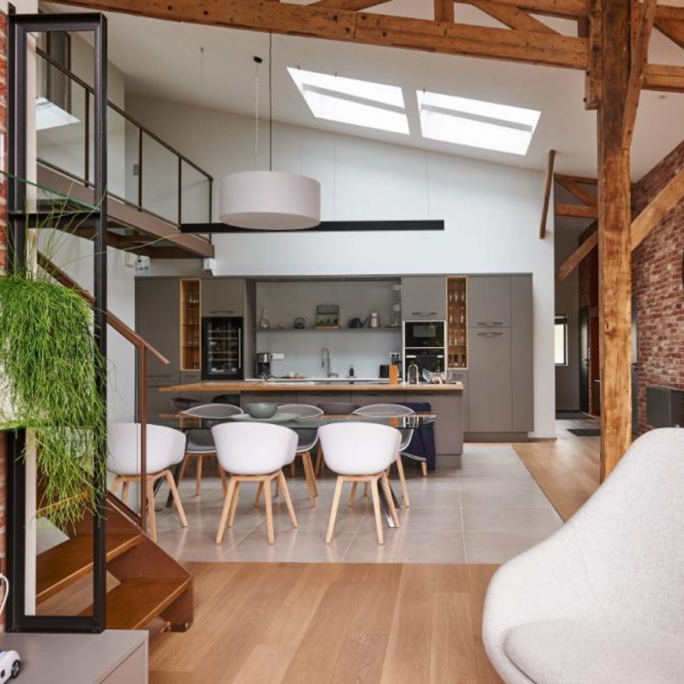 CUISINE SPACIEUSE DANS UN DECOR INDUSTRIEL