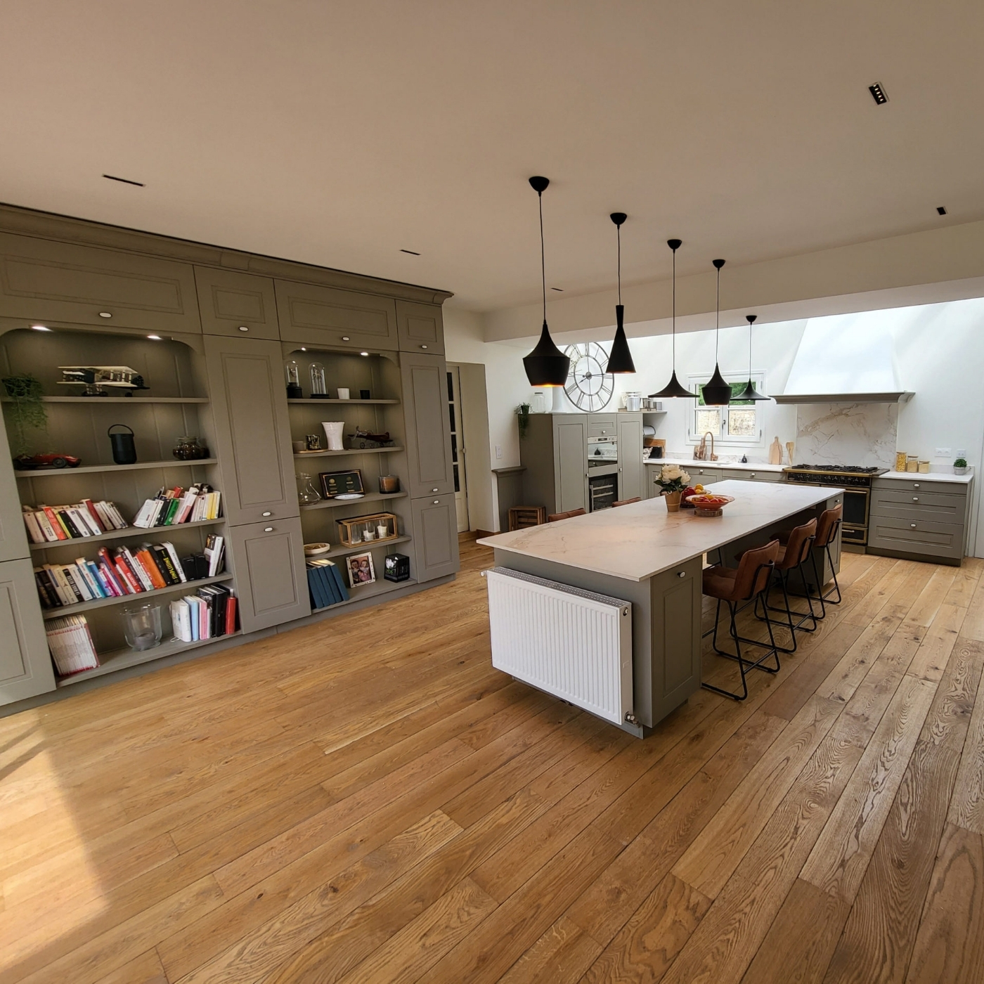 Cuisine classique chaleureuse et sophistiquée avec îlot central