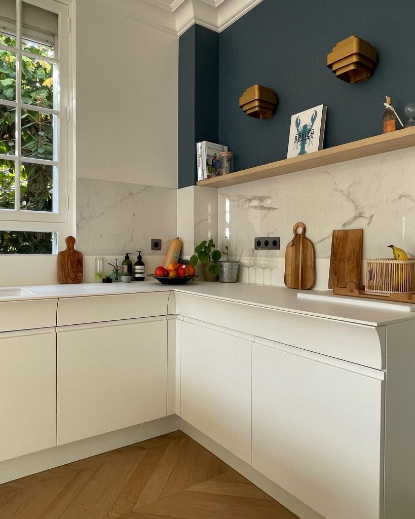 cuisine_blanche_mur_bleu_cormeilles