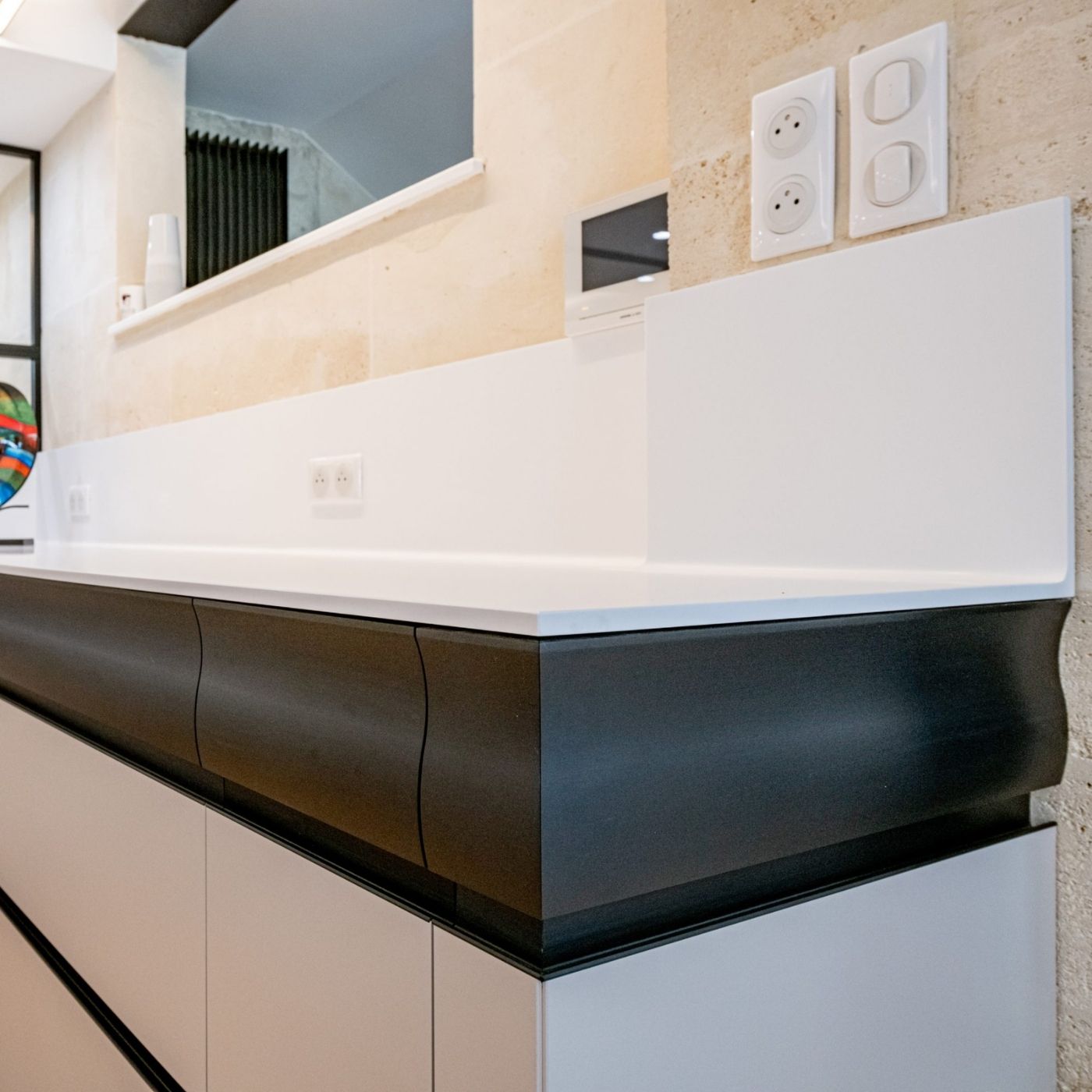 Cuisine design chic et élégante noire et blanche