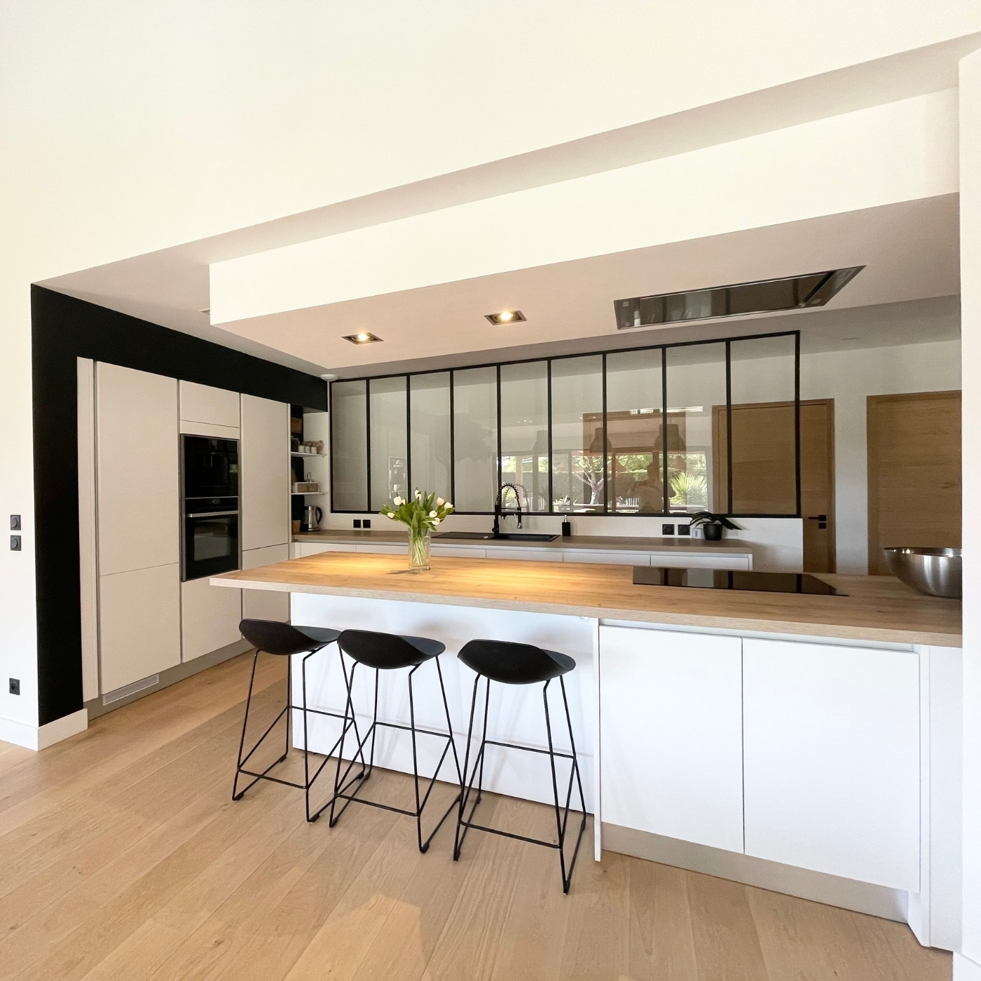 CUISINE MODERNE STYLE CALIFORNIEN AVEC VERRIERE BLANCHE ET BOIS