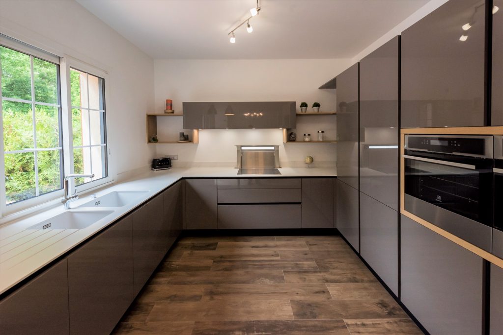 Une hotte design et discrète en cuisine, c’est possible !