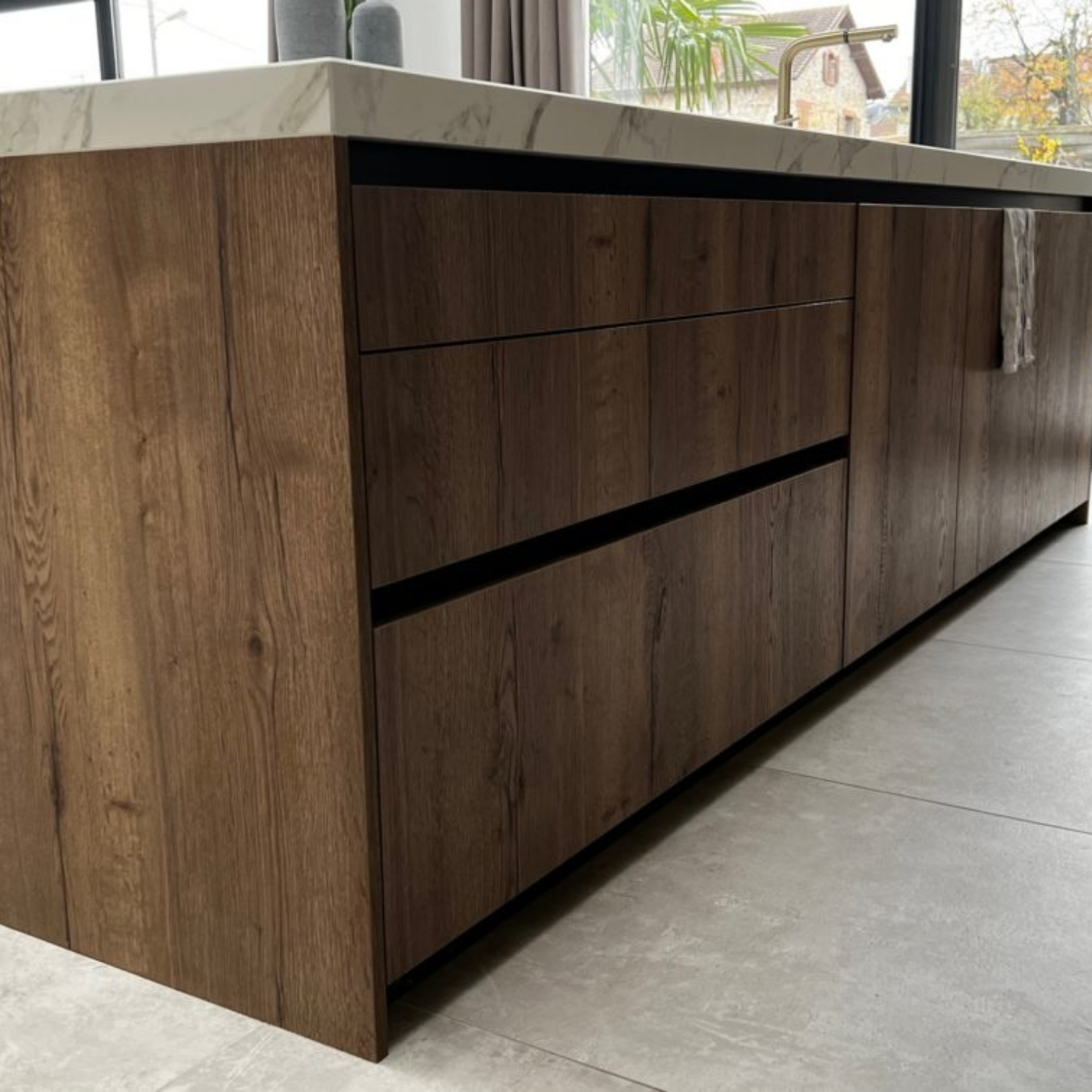 CUISINE MODERNE SOBRE ET ELEGANTE NOIRE BOIS ET MABRE