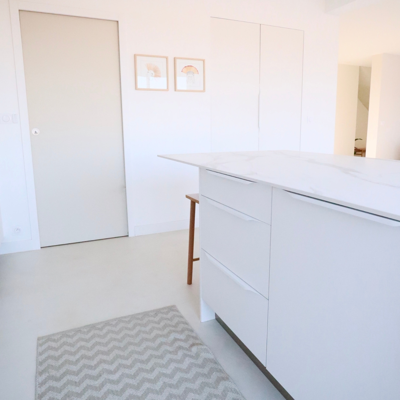 CUISINE BLANCHE ET BOIS MODERNE ÉPURÉE