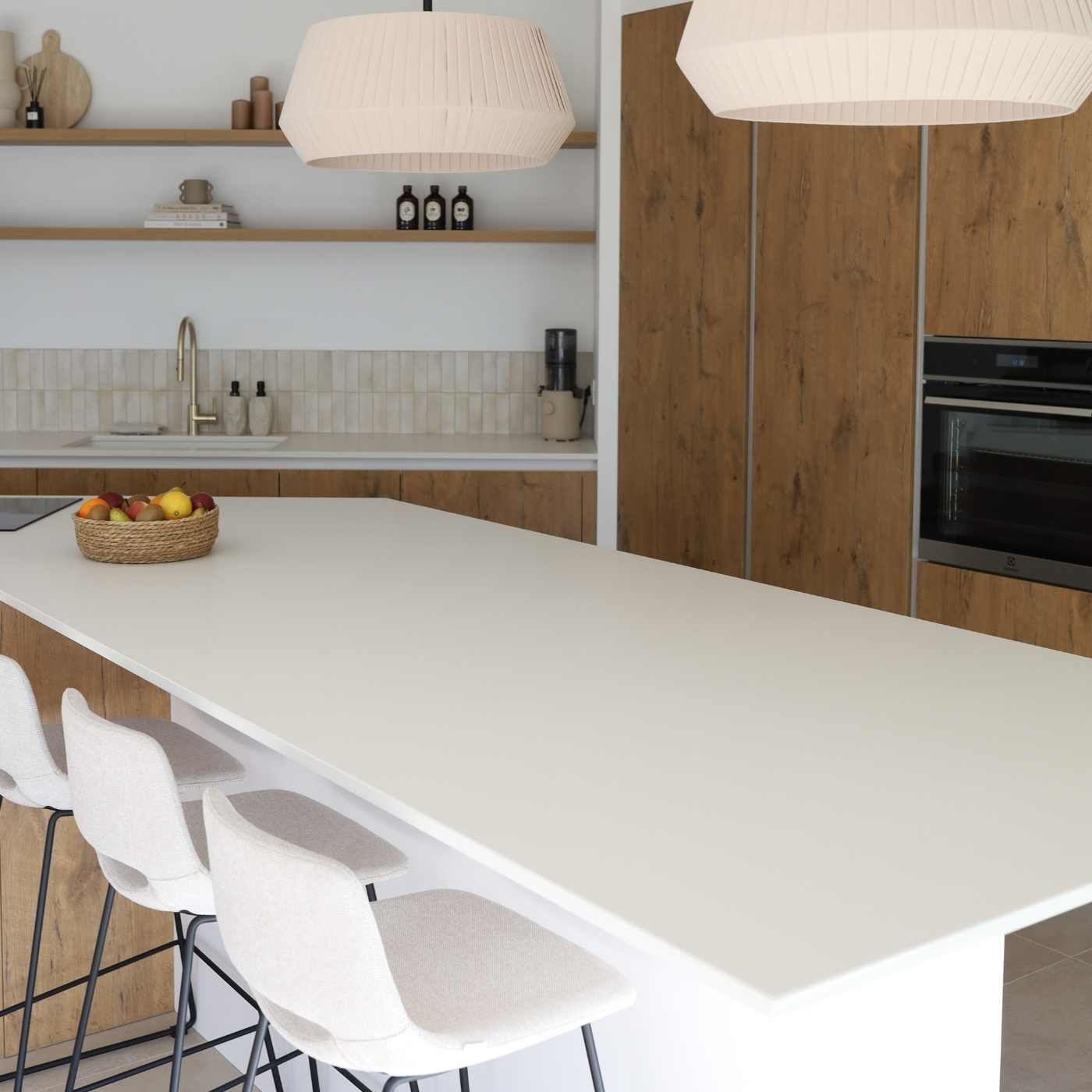 CUISINE MODERNE OUVERTE BOIS ET BLANC