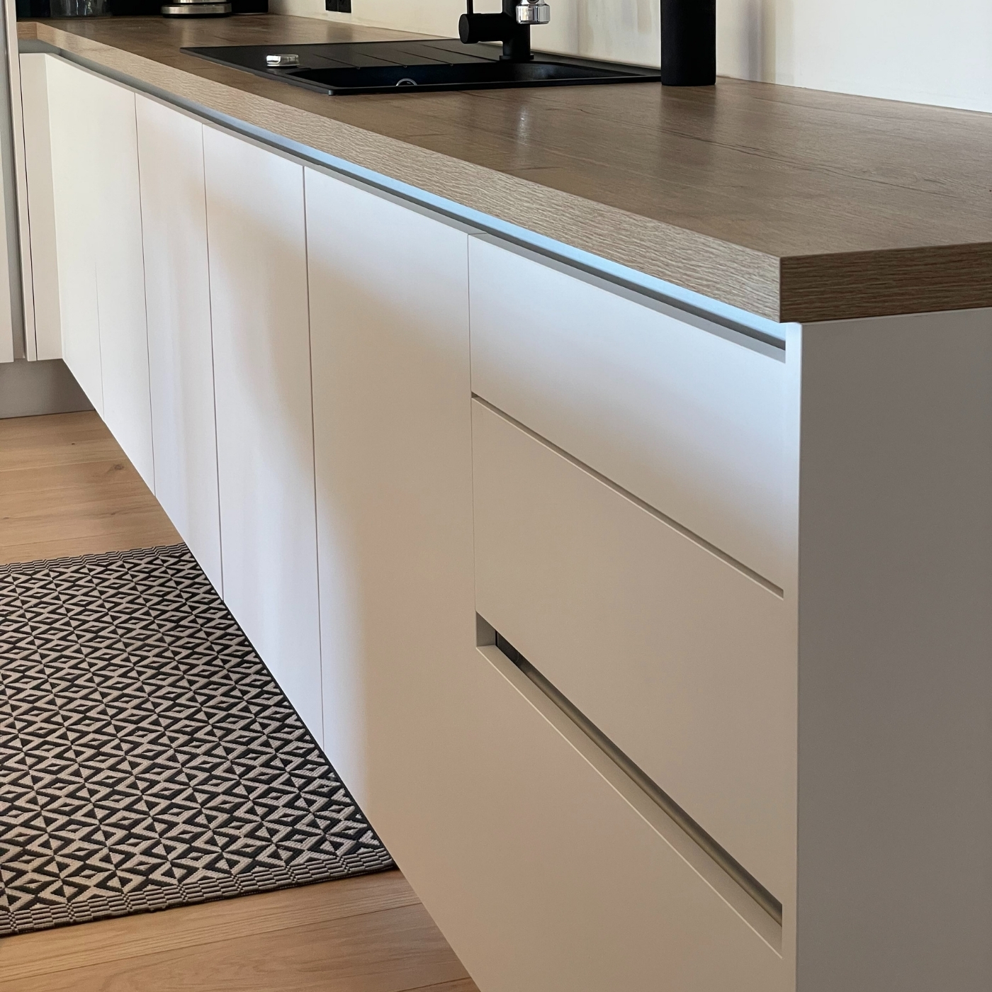 CUISINE MODERNE STYLE CALIFORNIEN AVEC VERRIERE BLANCHE ET BOIS