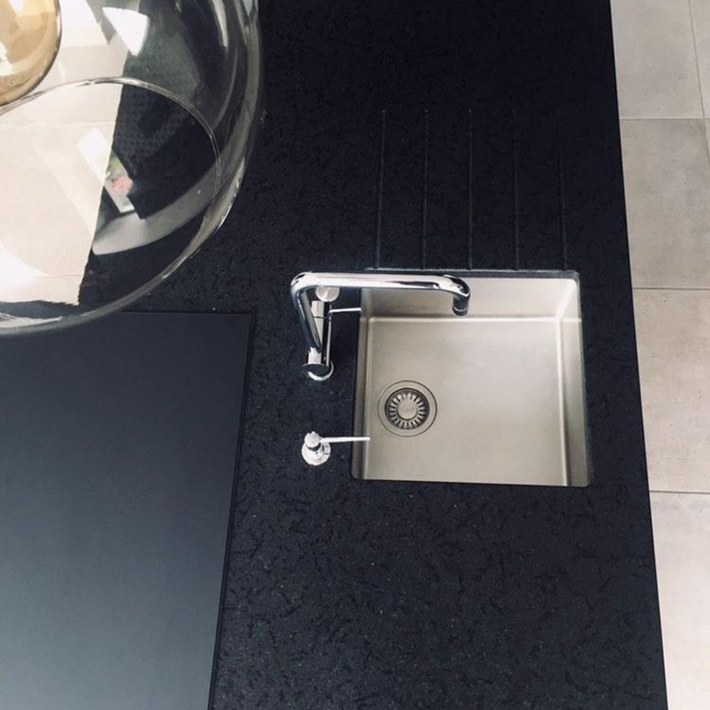 CUISINE MODERNE NOIRE AVEC ÎLOT CENTRAL ESPRIT INDUSTRIEL