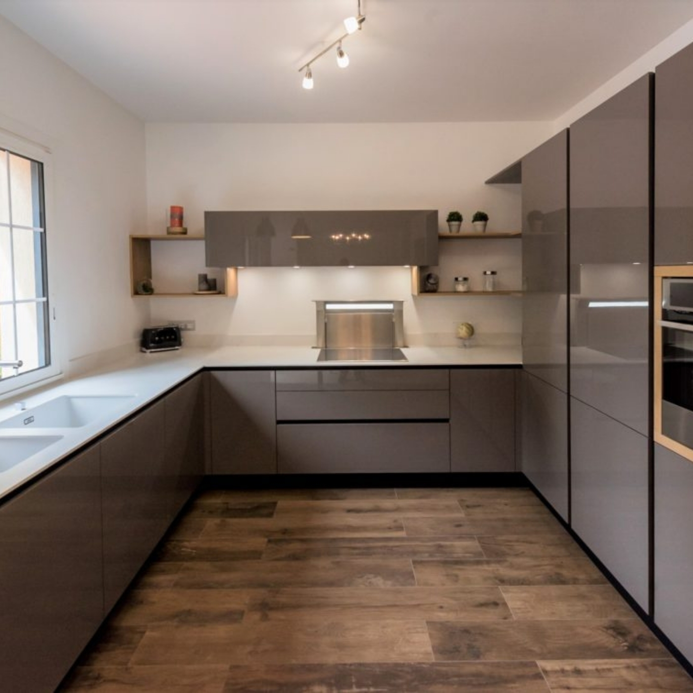 CUISINE CHIC EN U AVEC FINITION LAQUE BRILLANTE MARRON