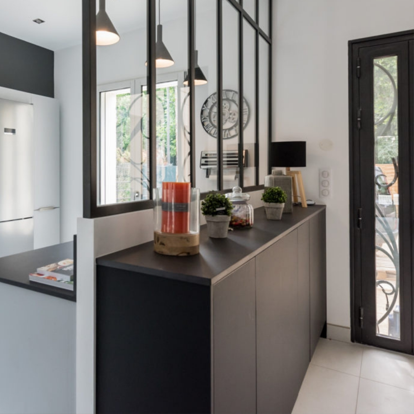 CUISINE SPACIEUSE AVEC VERRIERE INDUSTRIELLE