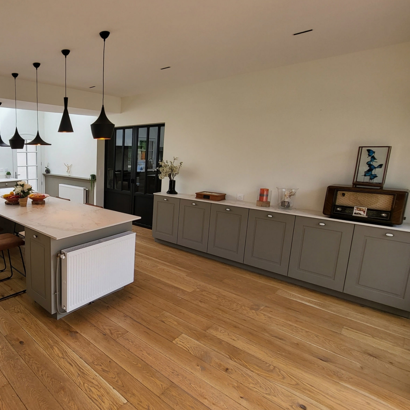 Cuisine classique chaleureuse et sophistiquée avec îlot central