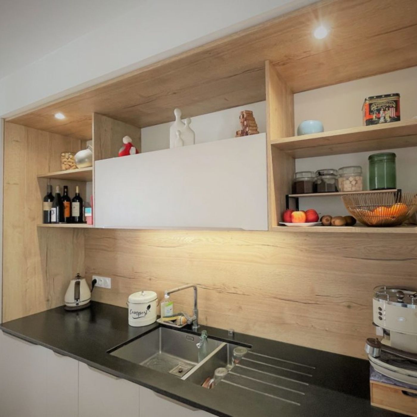 CUISINE EN LONGUEUR BLANCHE ET BOIS