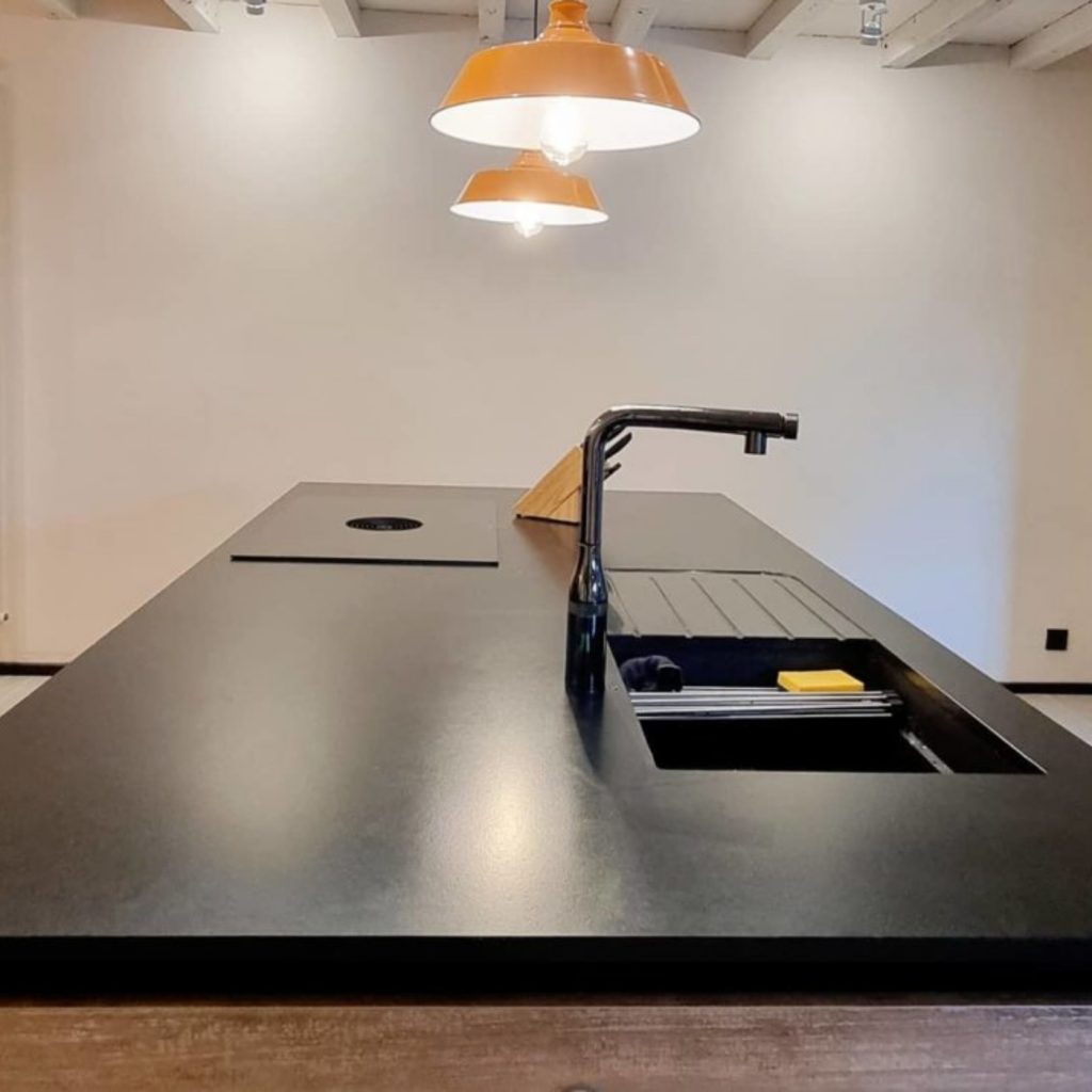 plan-travail-granit-noir-plaque-aspirante-arthur-bonnet-libourne