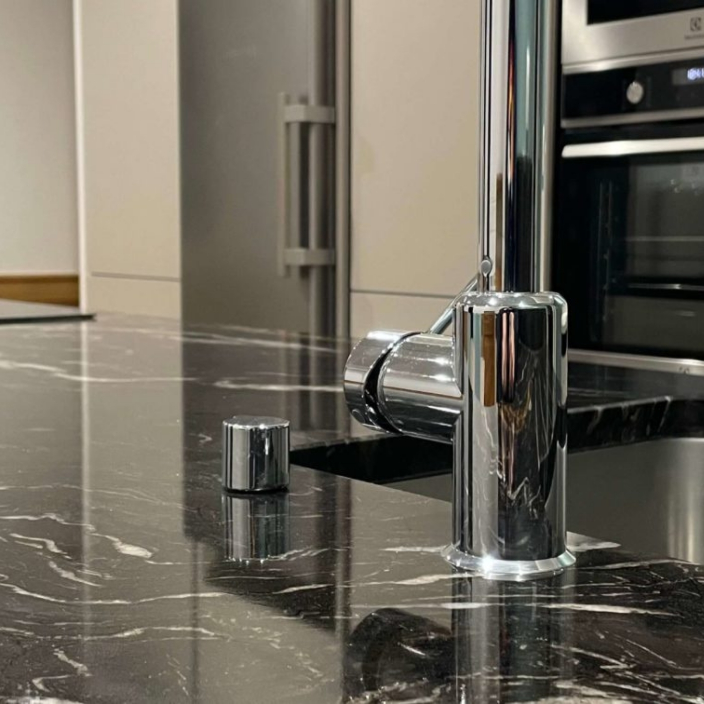 CUISINE NOIRE ET BLANCHE ÉPURÉE