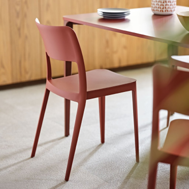 chaise-gum-rouge-bulgare-structure-moulee-en-polypropylene