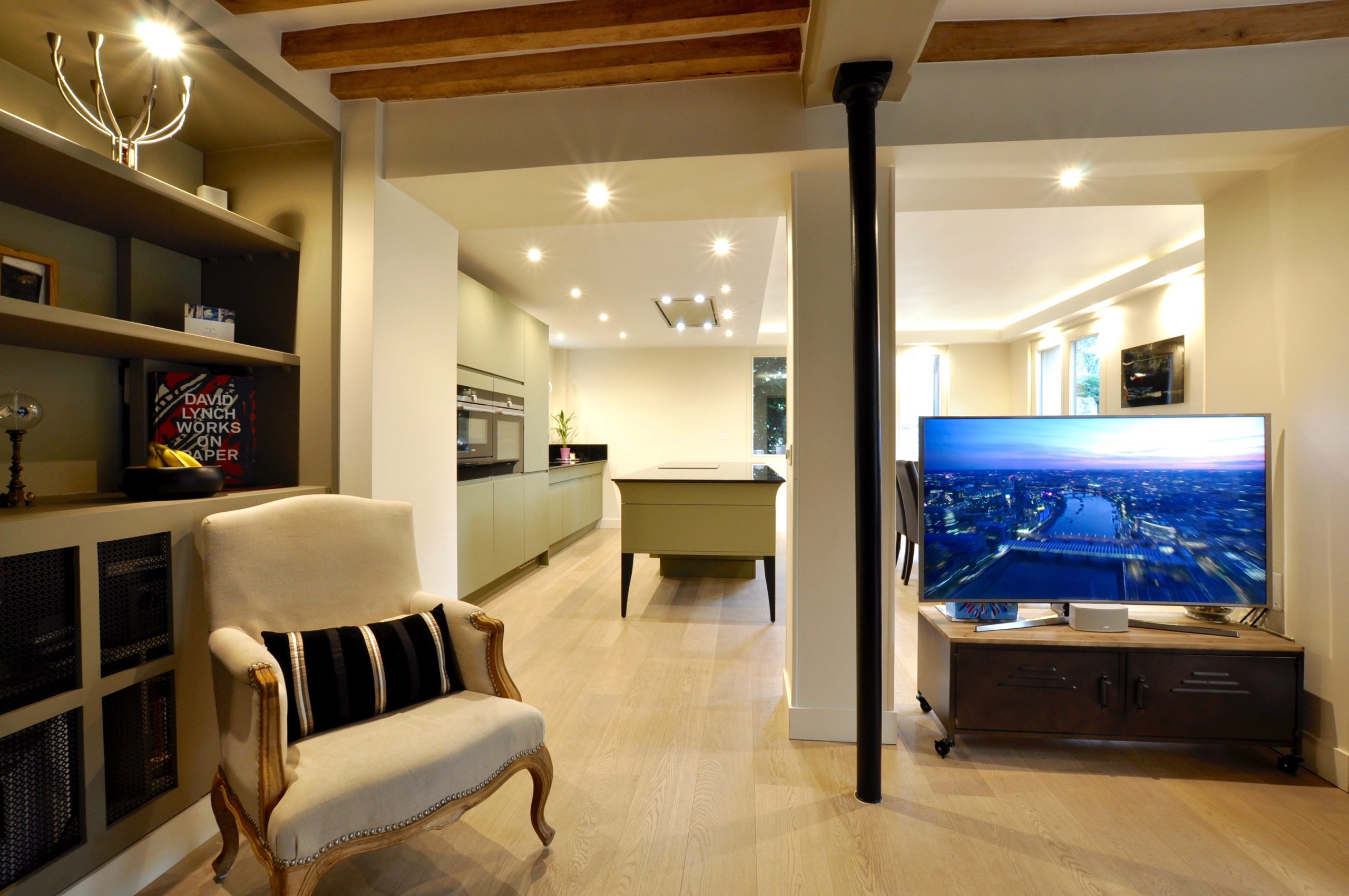 Spacieuse cuisine verte avec îlot central