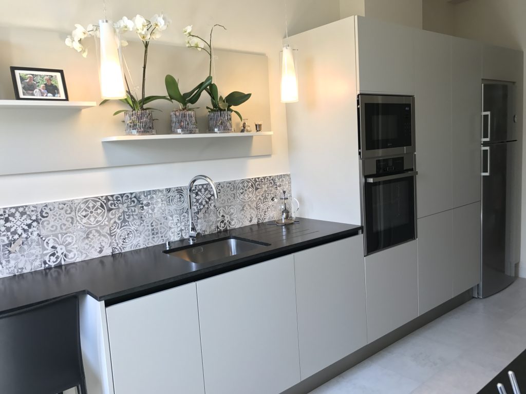 cuisine-blanche-credence-carreau-ciment-chantilly