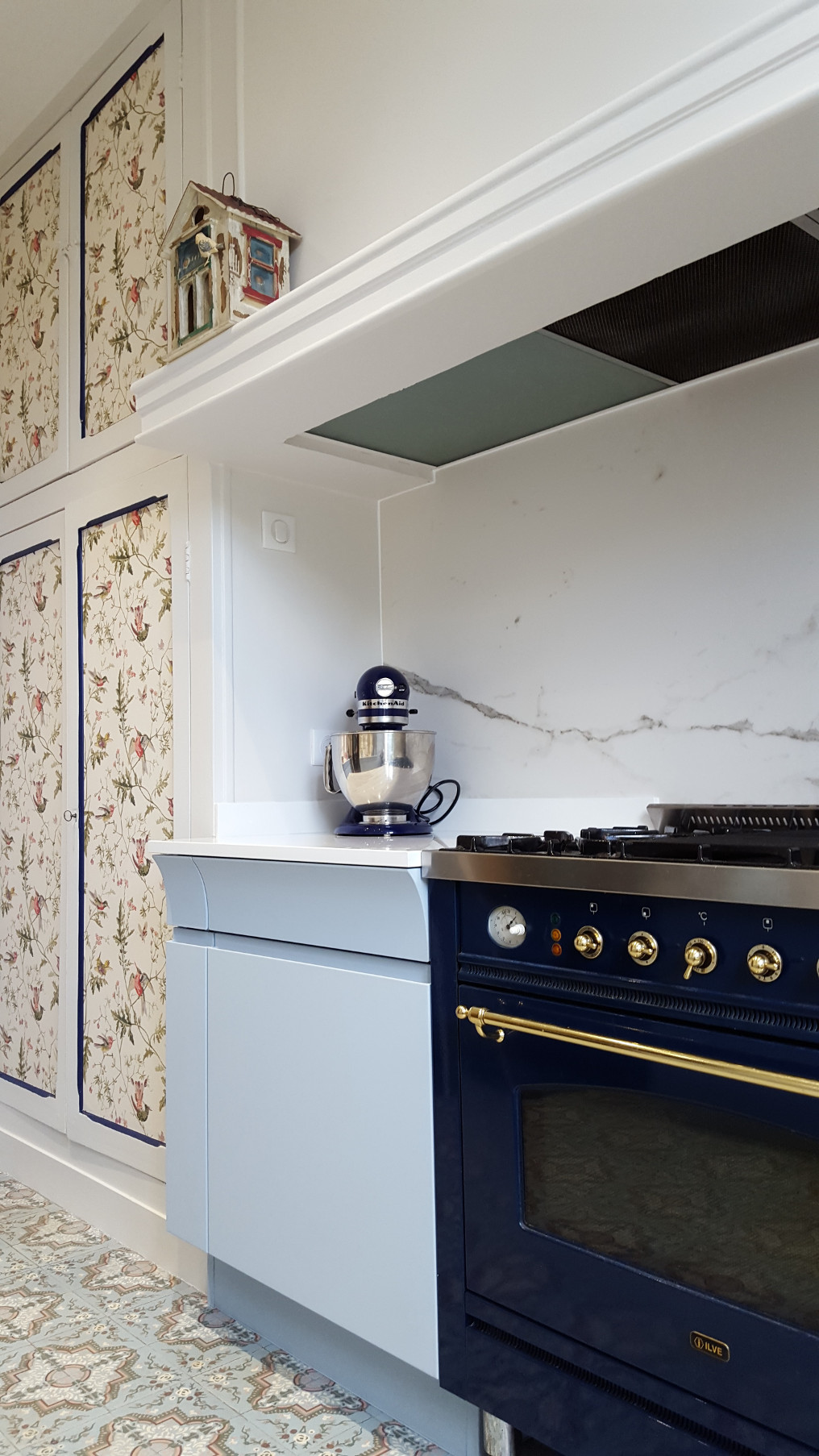 Cuisine design bleue et marbre