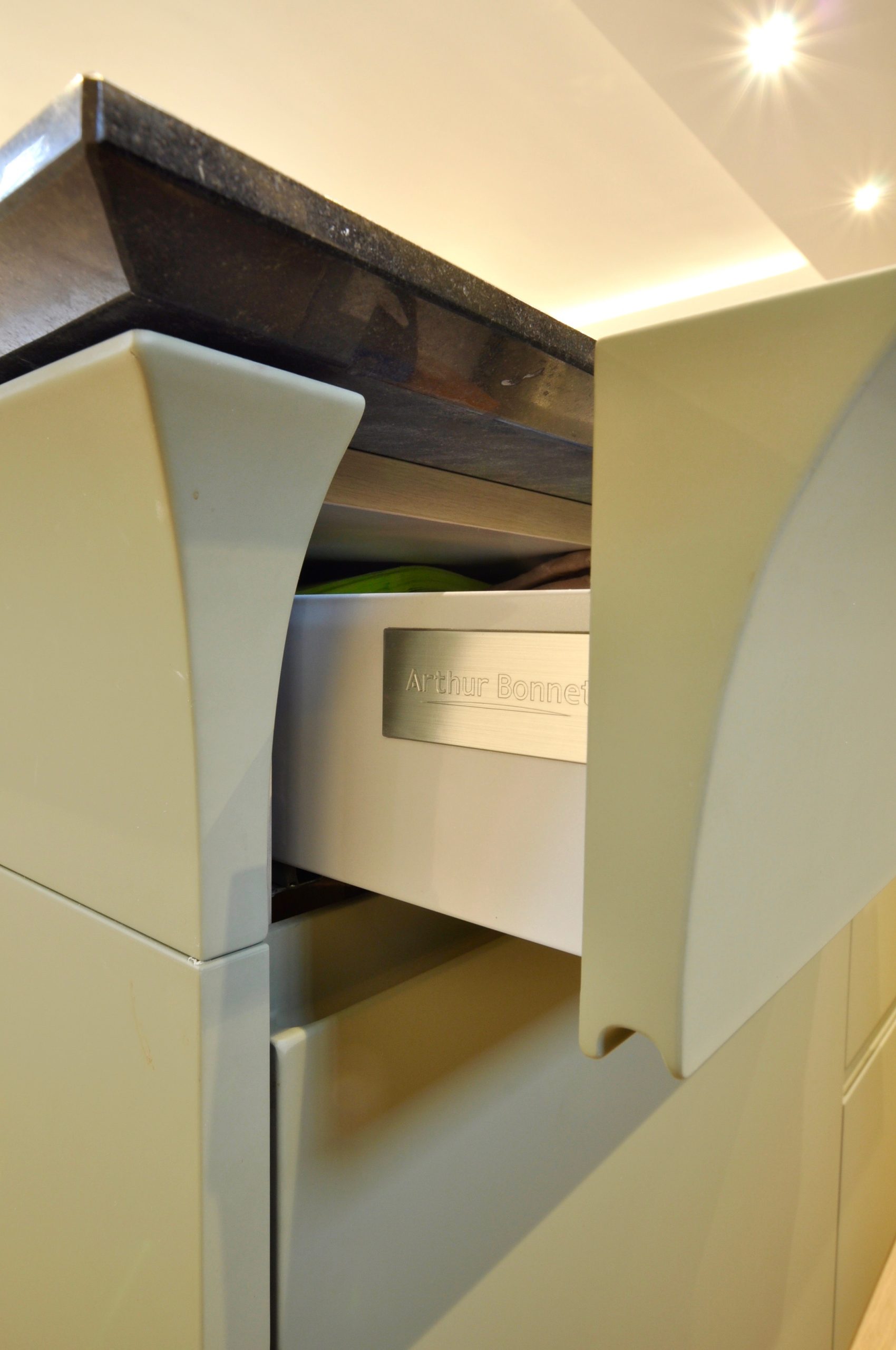 Spacieuse cuisine verte avec îlot central