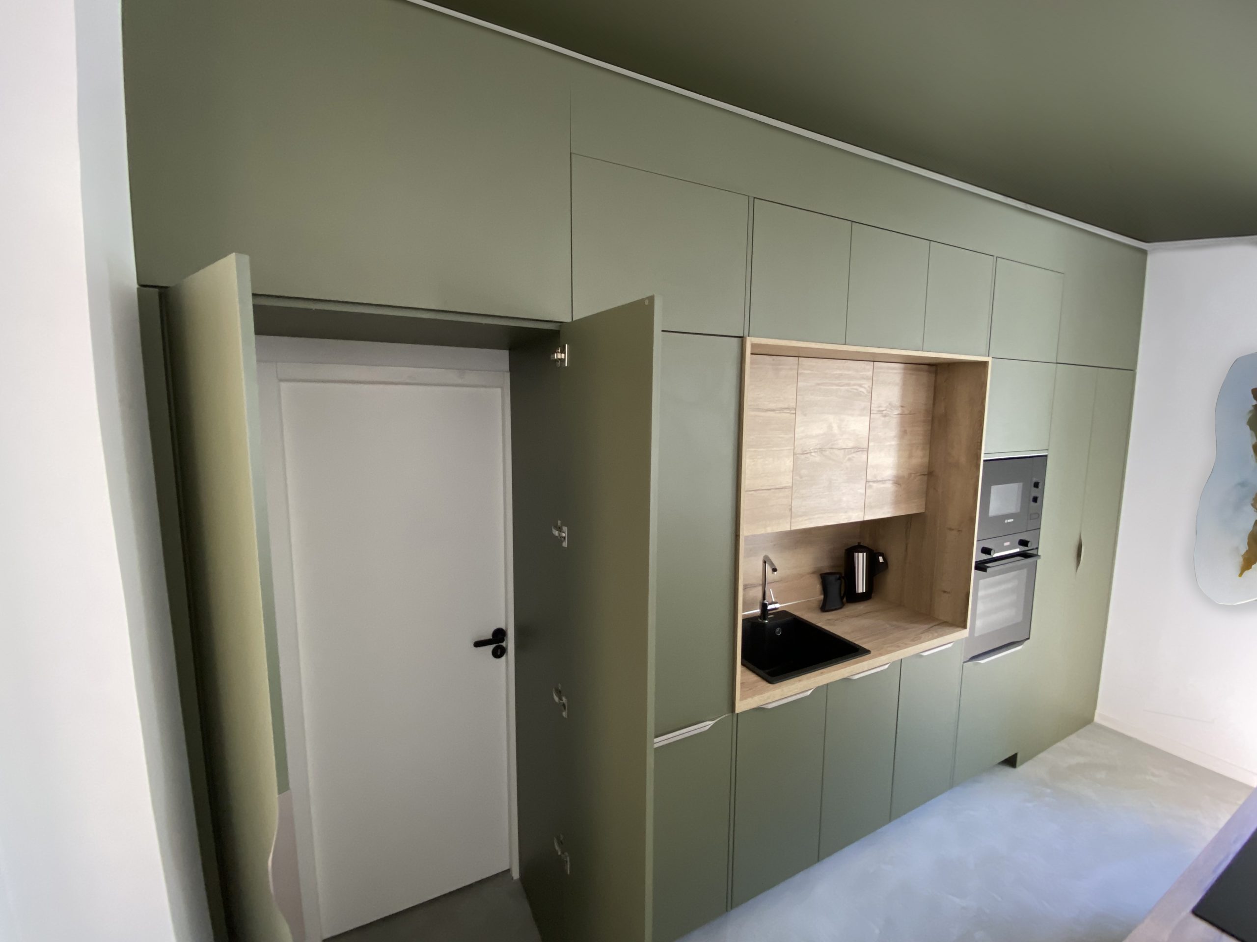 Cuisine verte kaki moderne avec îlot central bois