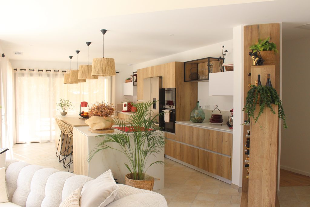 Cuisine nature blanche et bois avec îlot central