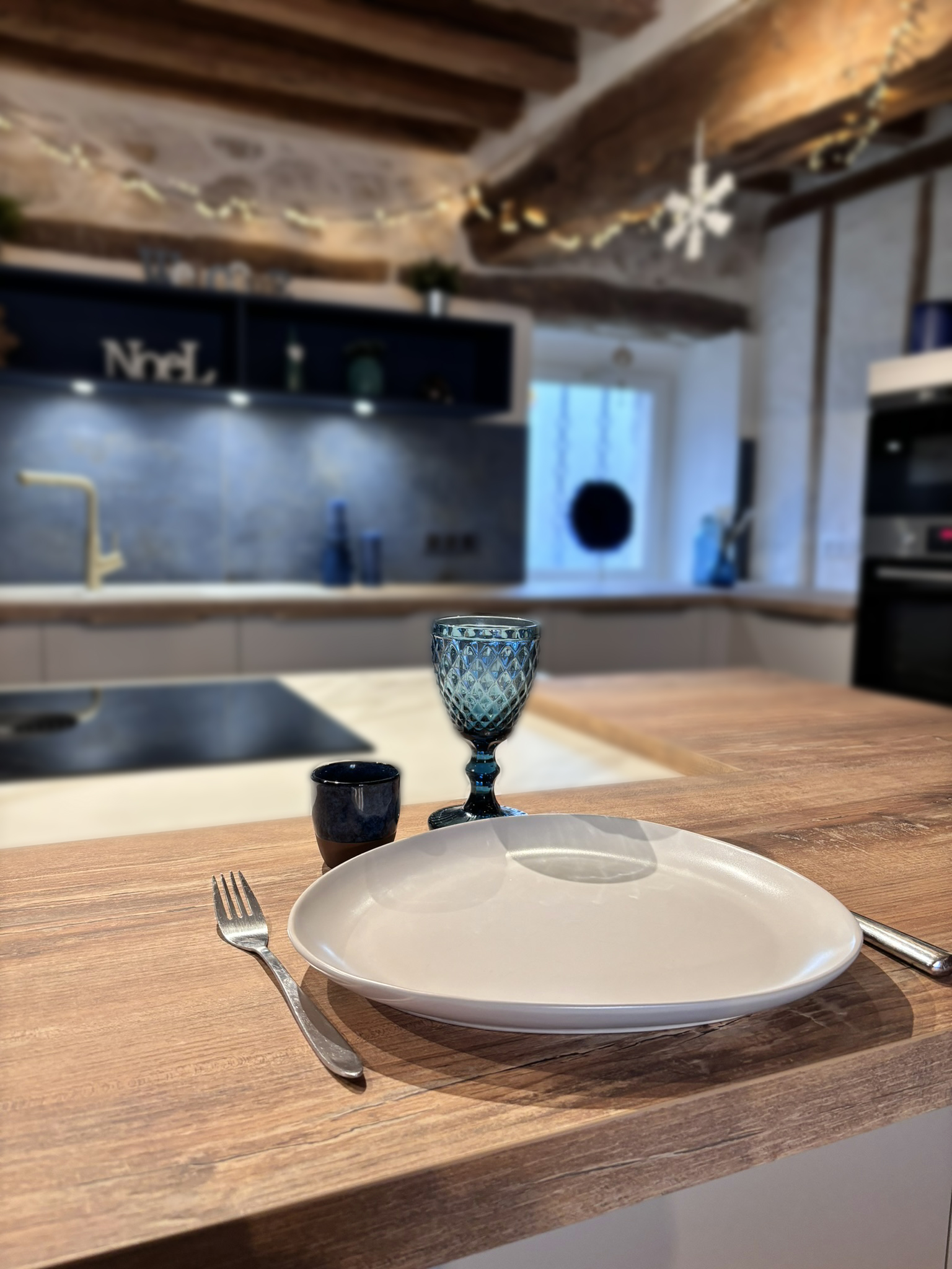 Cuisine spacieuse campagne chic blanche et bois