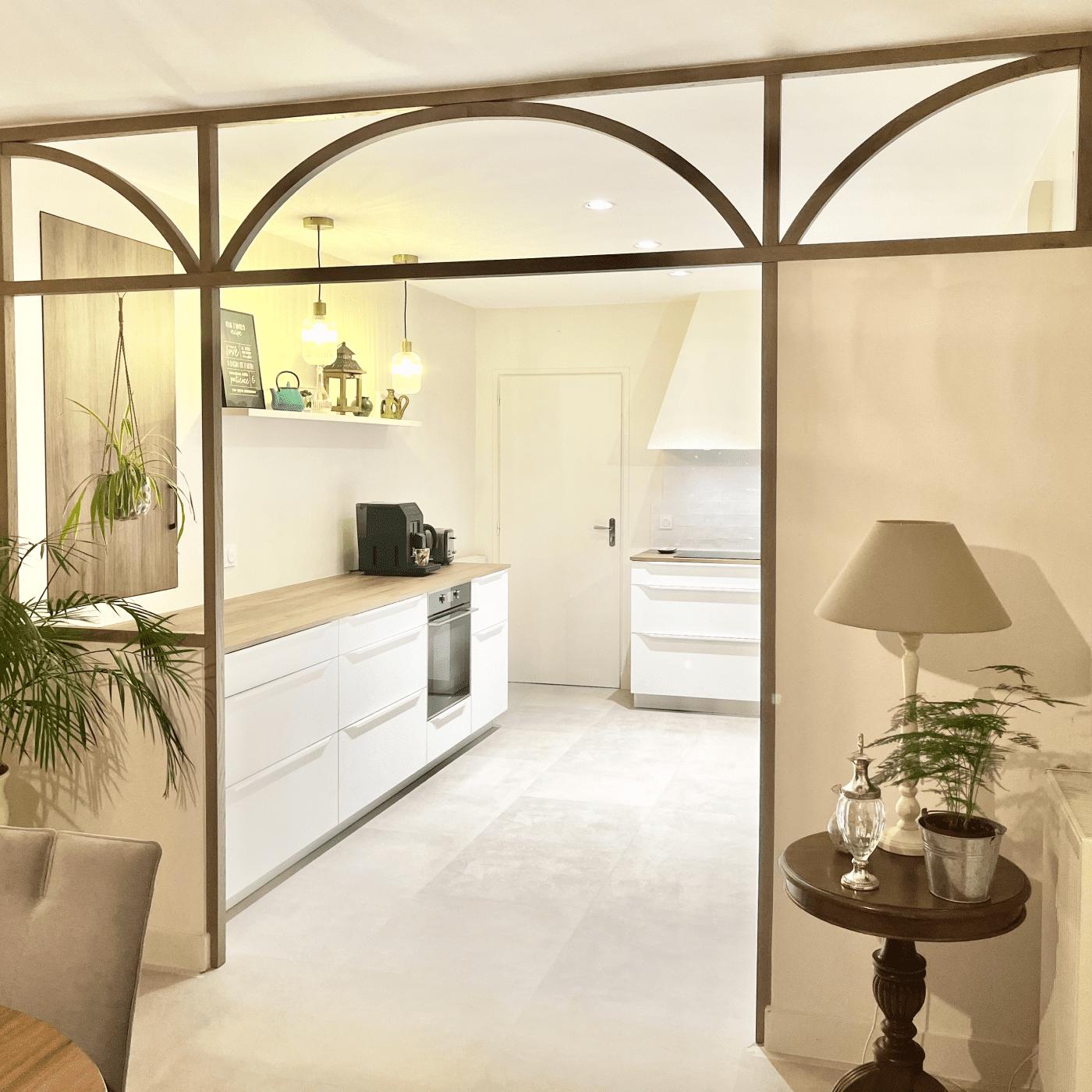 CUISINE MODERNE LUMINEUSE BLANCHE ET BOIS