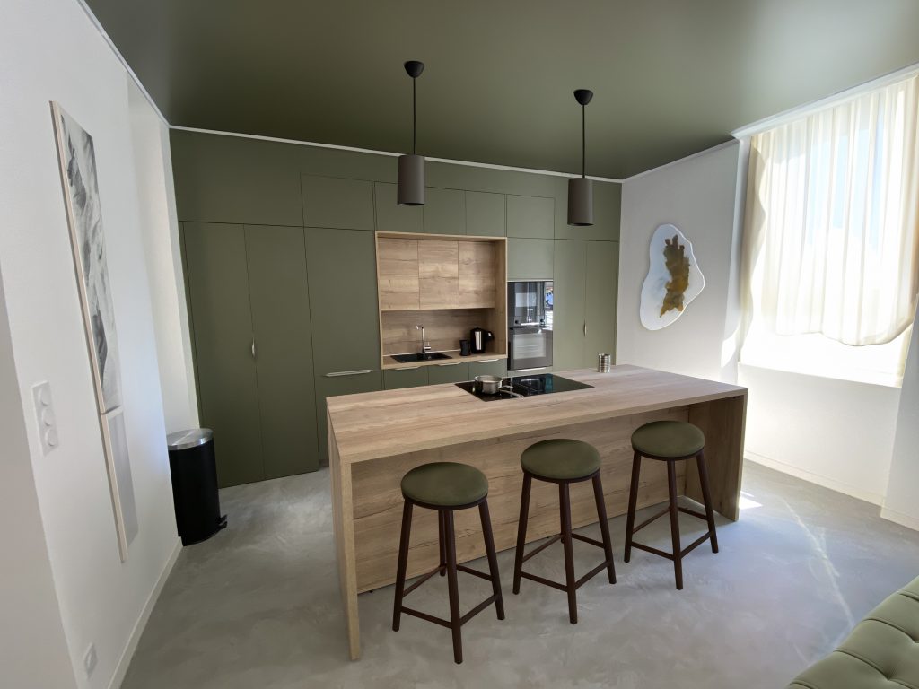 Cuisine verte kaki moderne avec îlot central bois