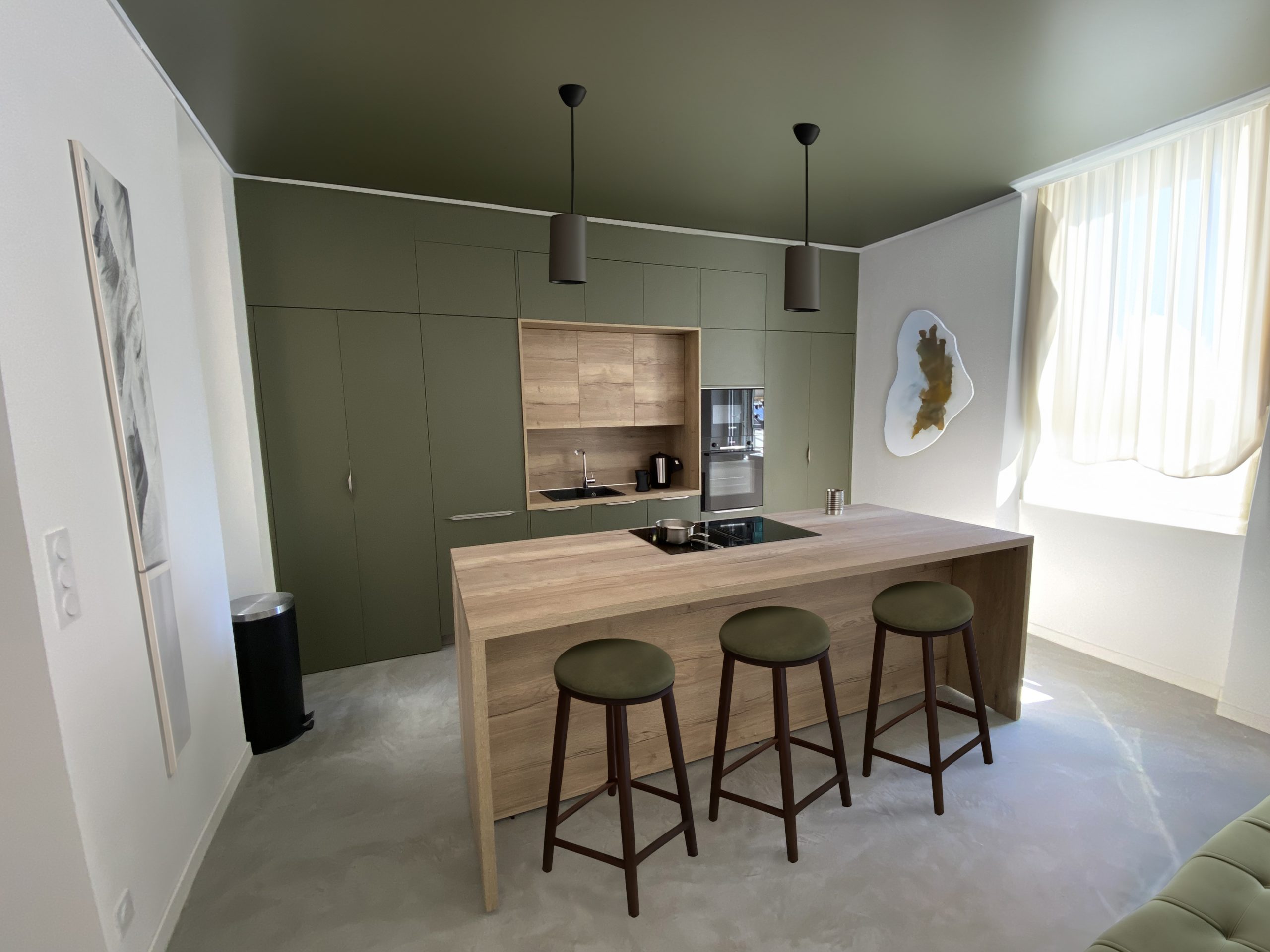 Cuisine verte kaki moderne avec îlot central bois