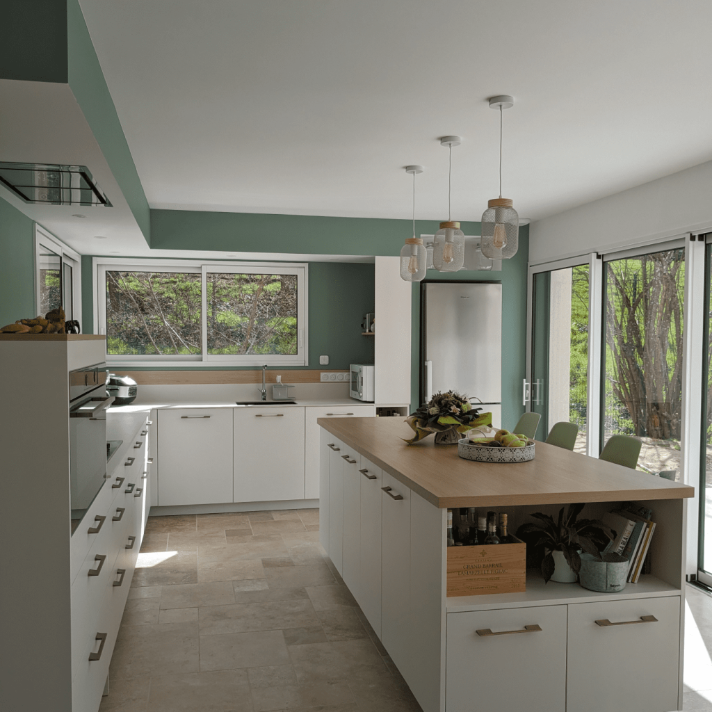 CUISINE AU STYLE SCANDINAVE AVEC UNE ATMOSPHERE APAISANTE