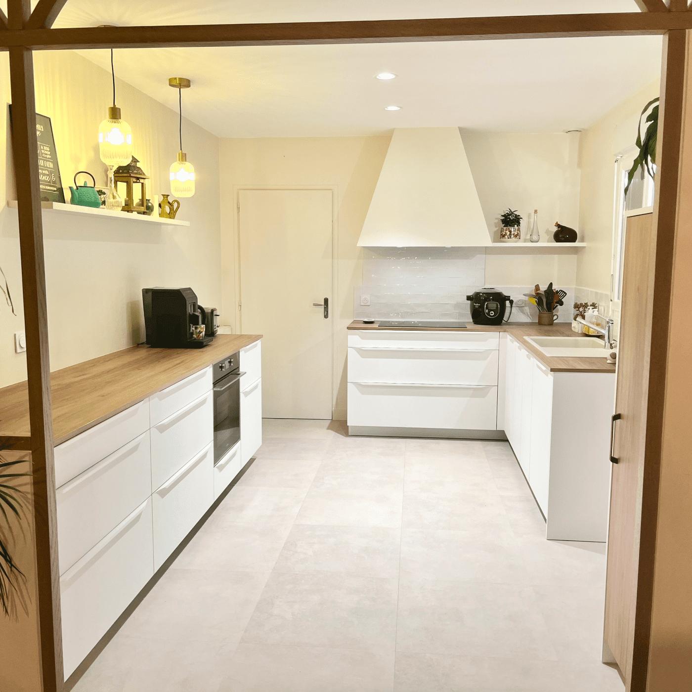 CUISINE MODERNE LUMINEUSE BLANCHE ET BOIS