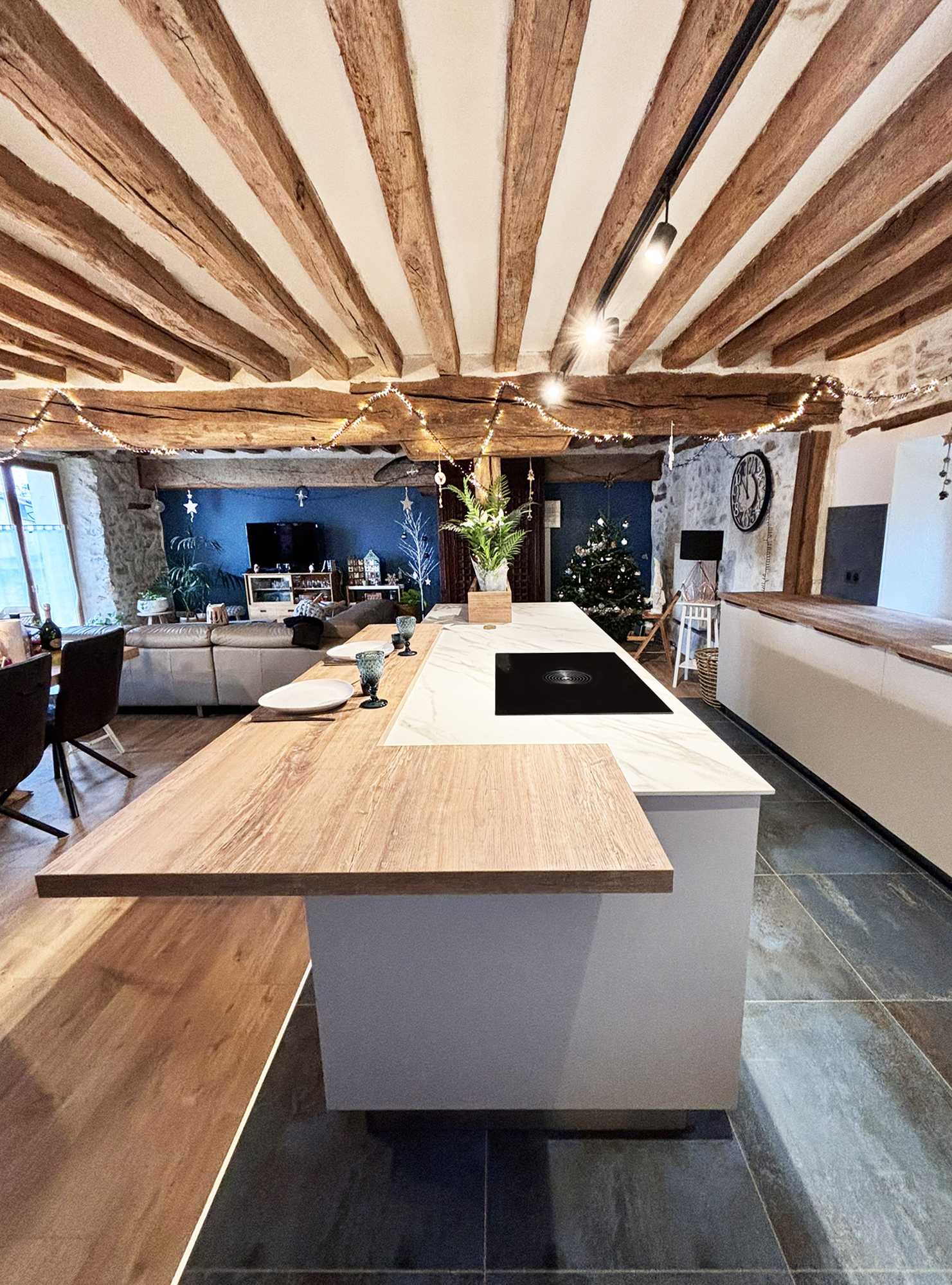 Cuisine spacieuse campagne chic blanche et bois