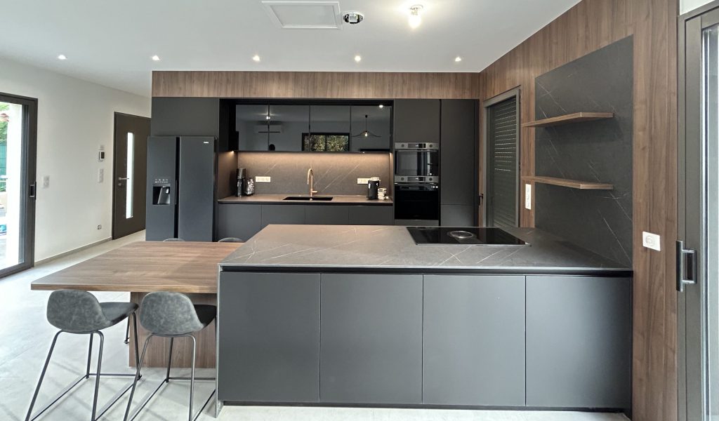 cuisine-noire-bois-arthur-bonnet-saint-laurent-du-var