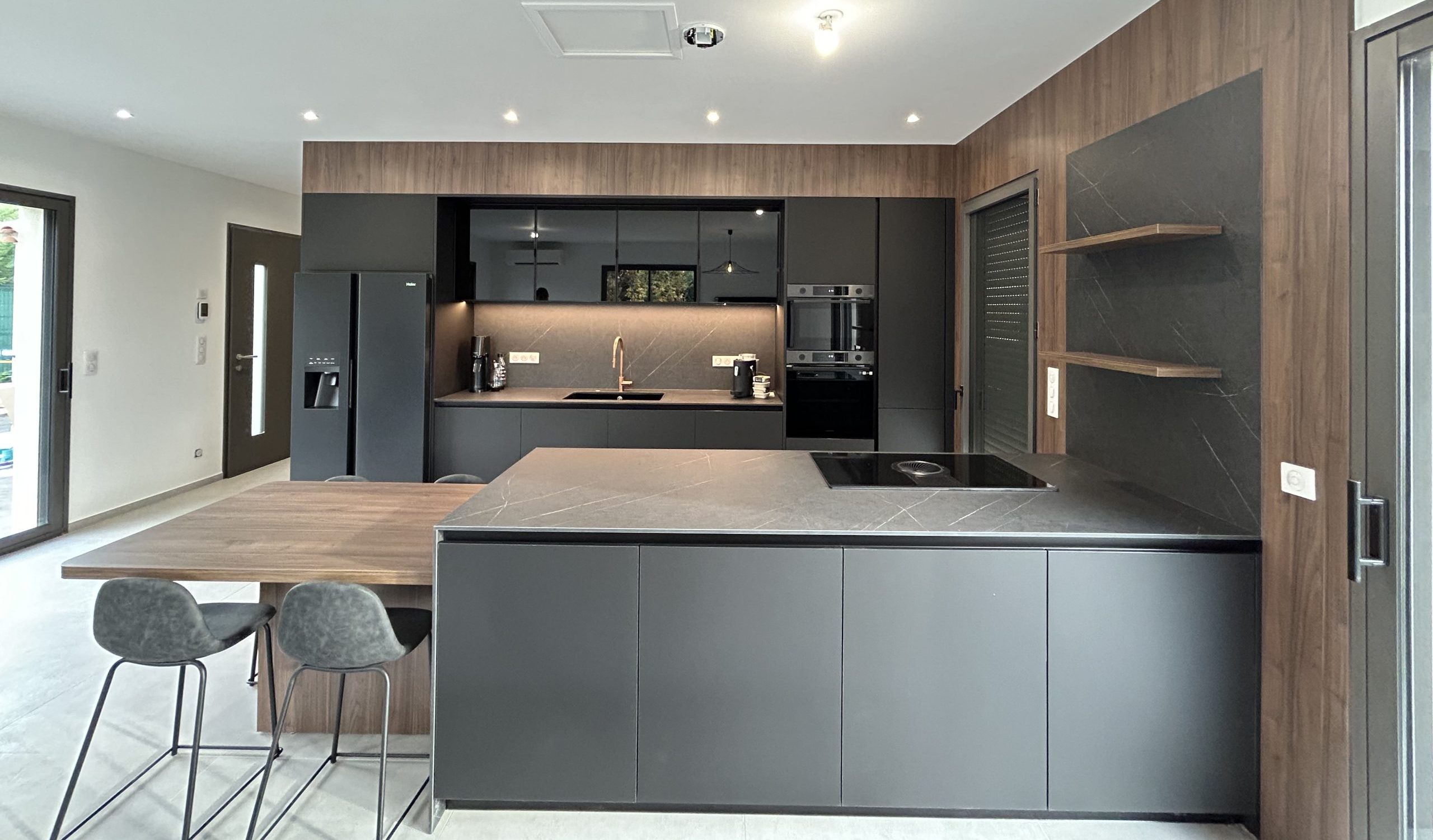 Cuisine moderne noire effet marbre