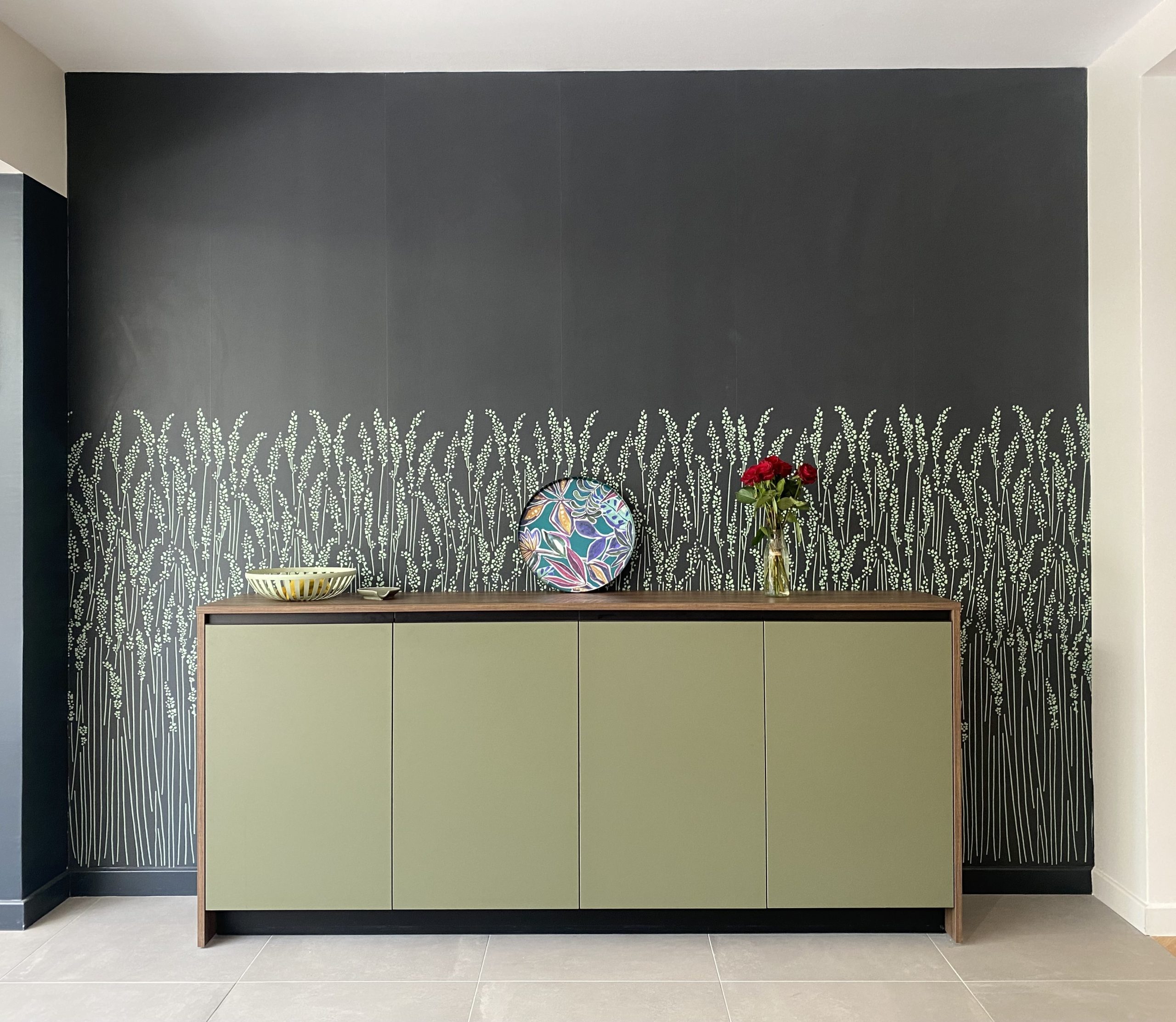 Cuisine verte et bois design et spacieuse