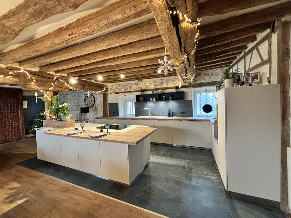 Cuisine spacieuse campagne chic blanche et bois