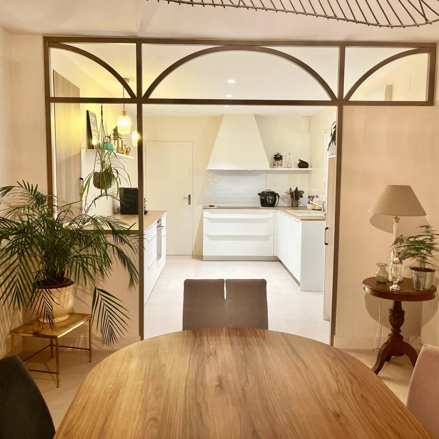 CUISINE MODERNE LUMINEUSE BLANCHE ET BOIS