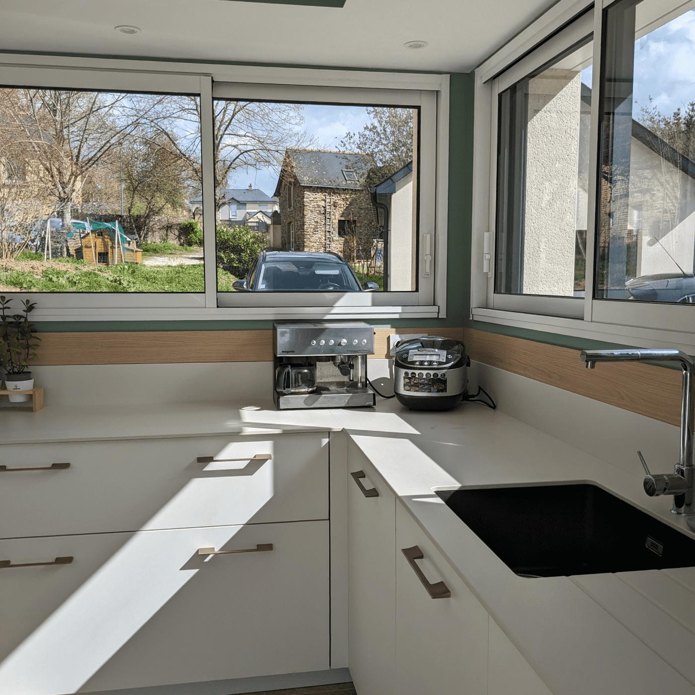 CUISINE AU STYLE SCANDINAVE AVEC UNE ATMOSPHERE APAISANTE