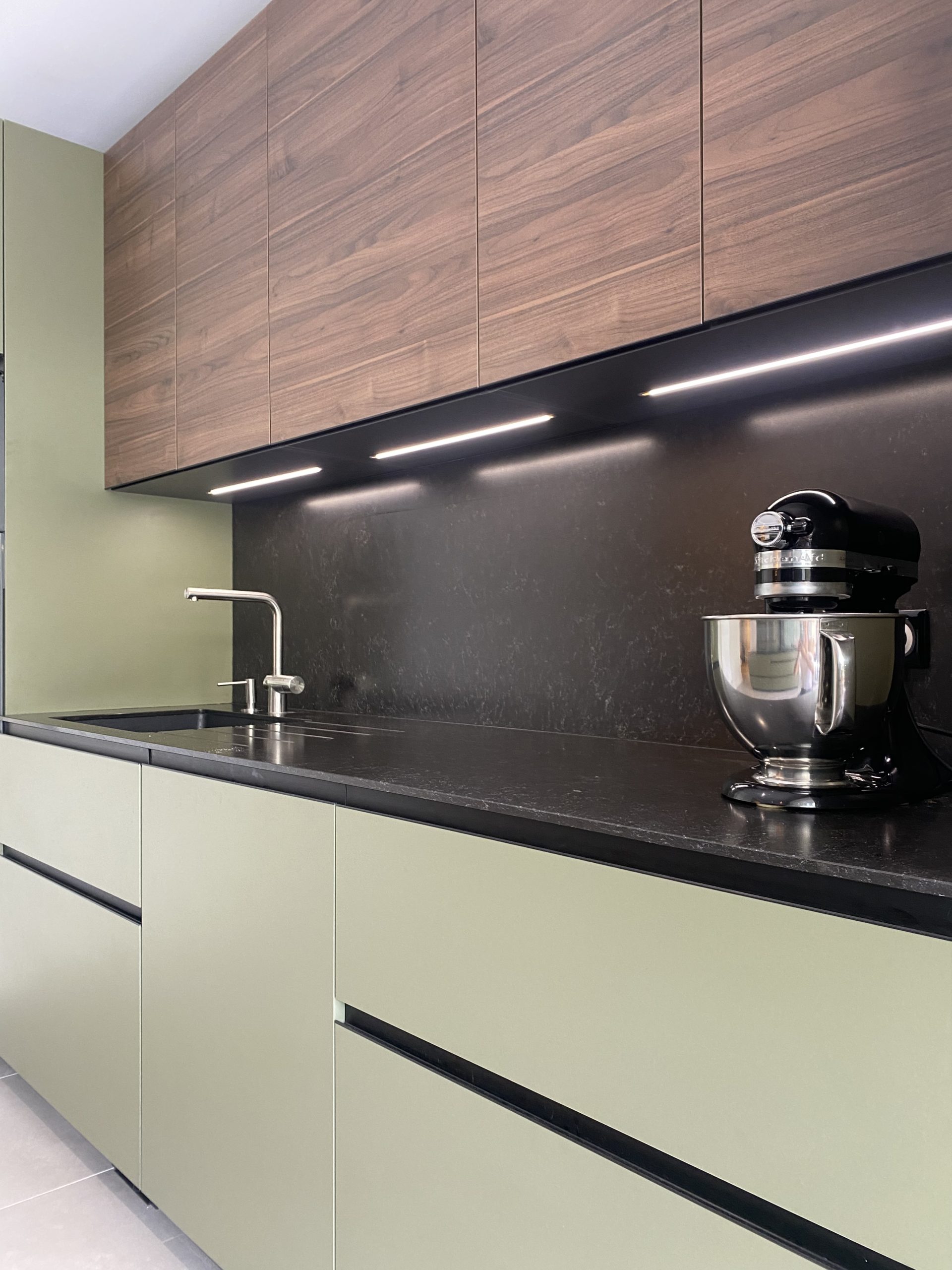 Cuisine verte et bois design et spacieuse