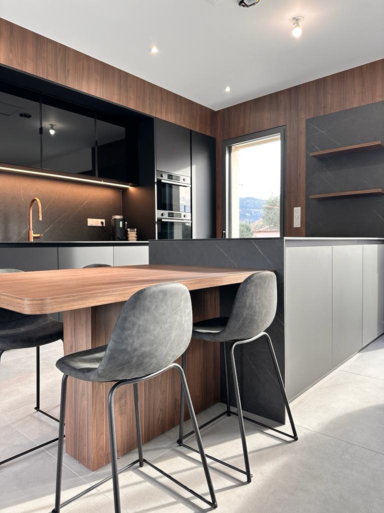 Cuisine moderne noire effet marbre