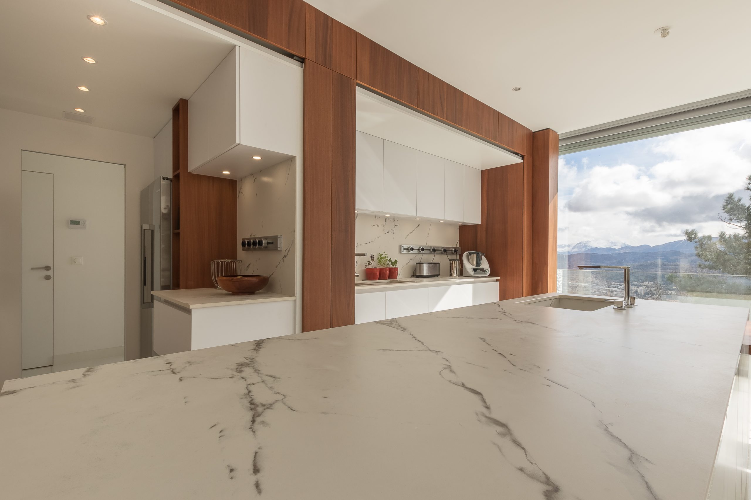 Cuisine verte kaki moderne avec îlot central bois