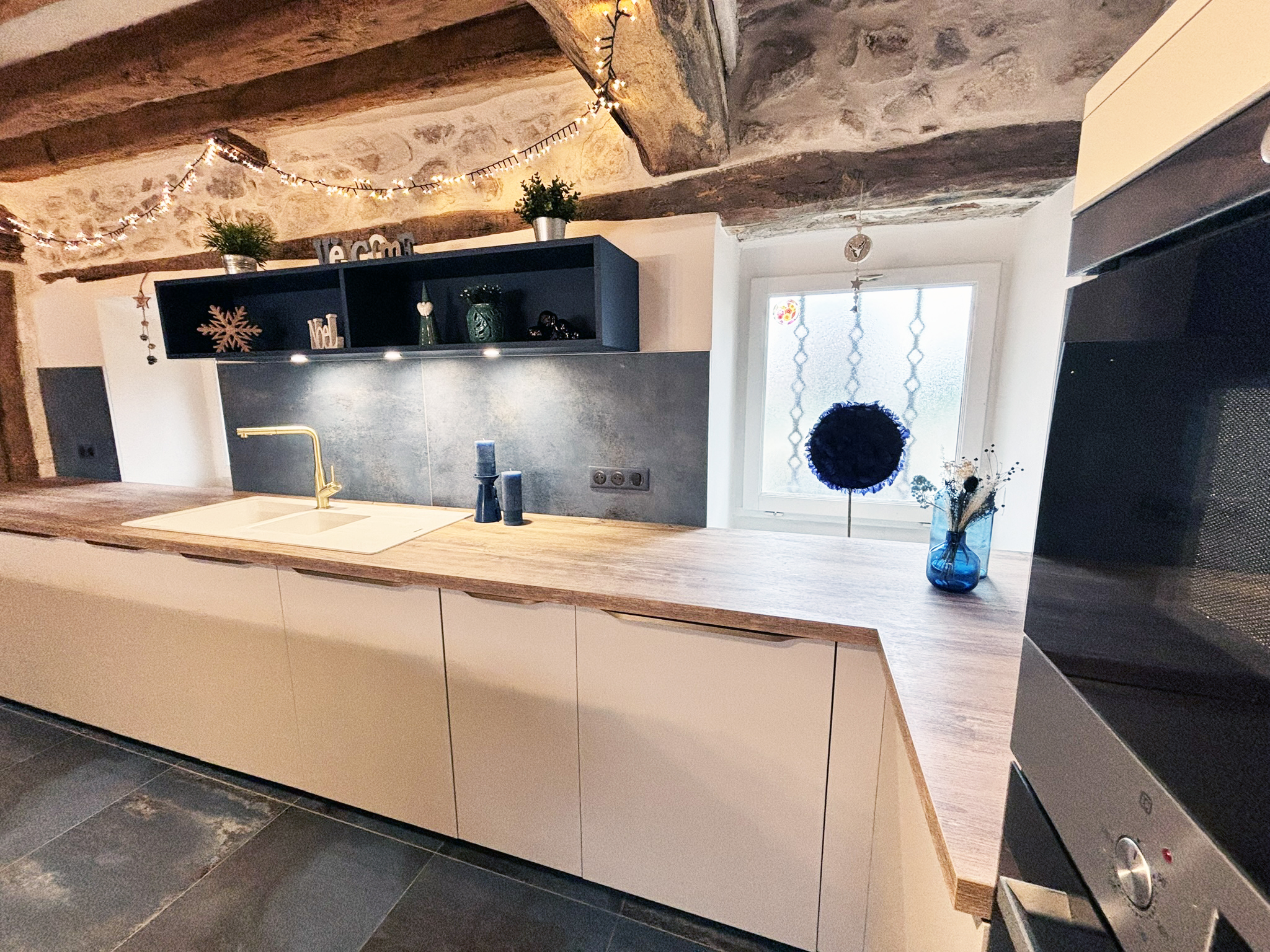 Cuisine spacieuse campagne chic blanche et bois