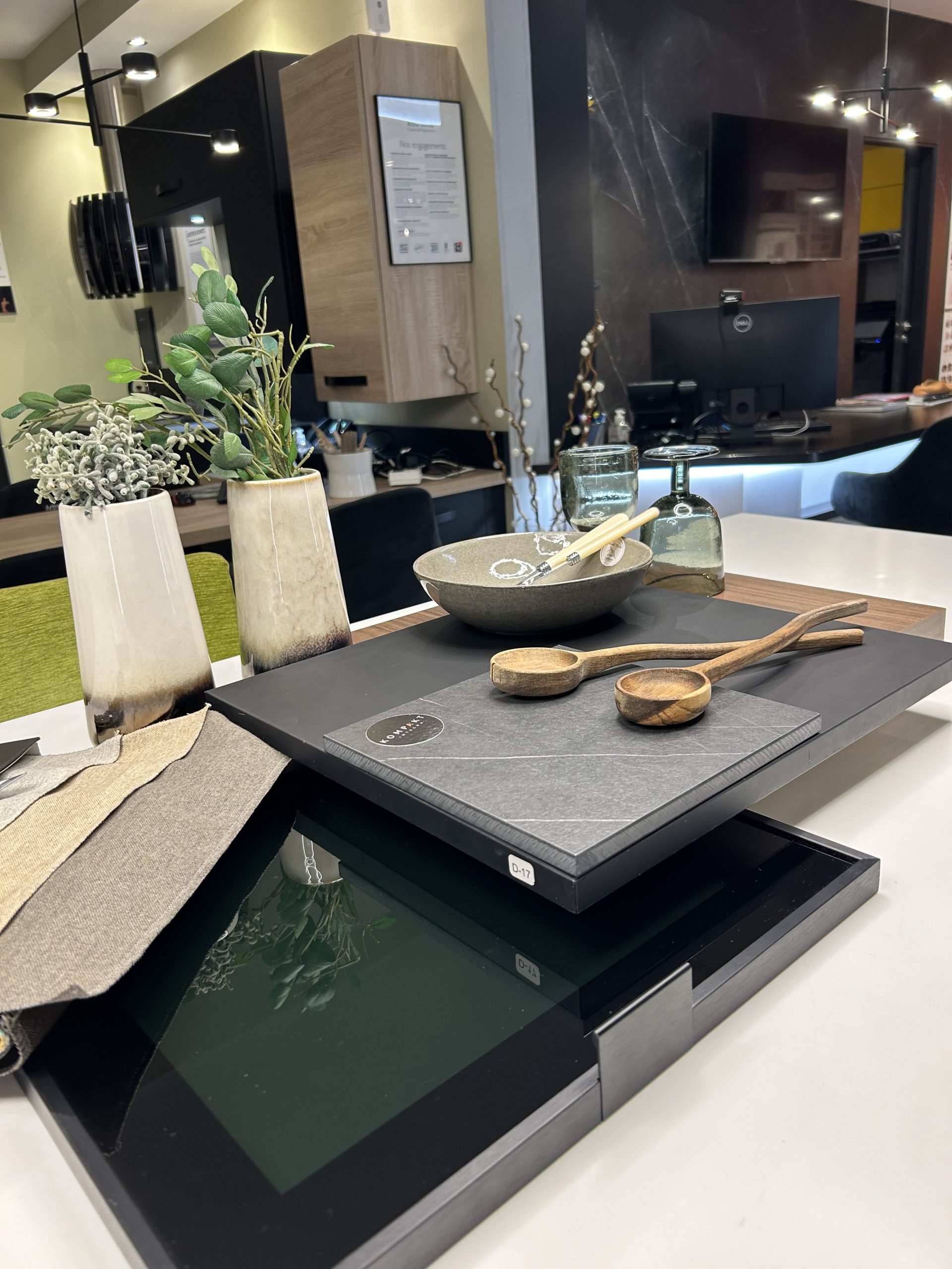 Cuisine moderne noire effet marbre