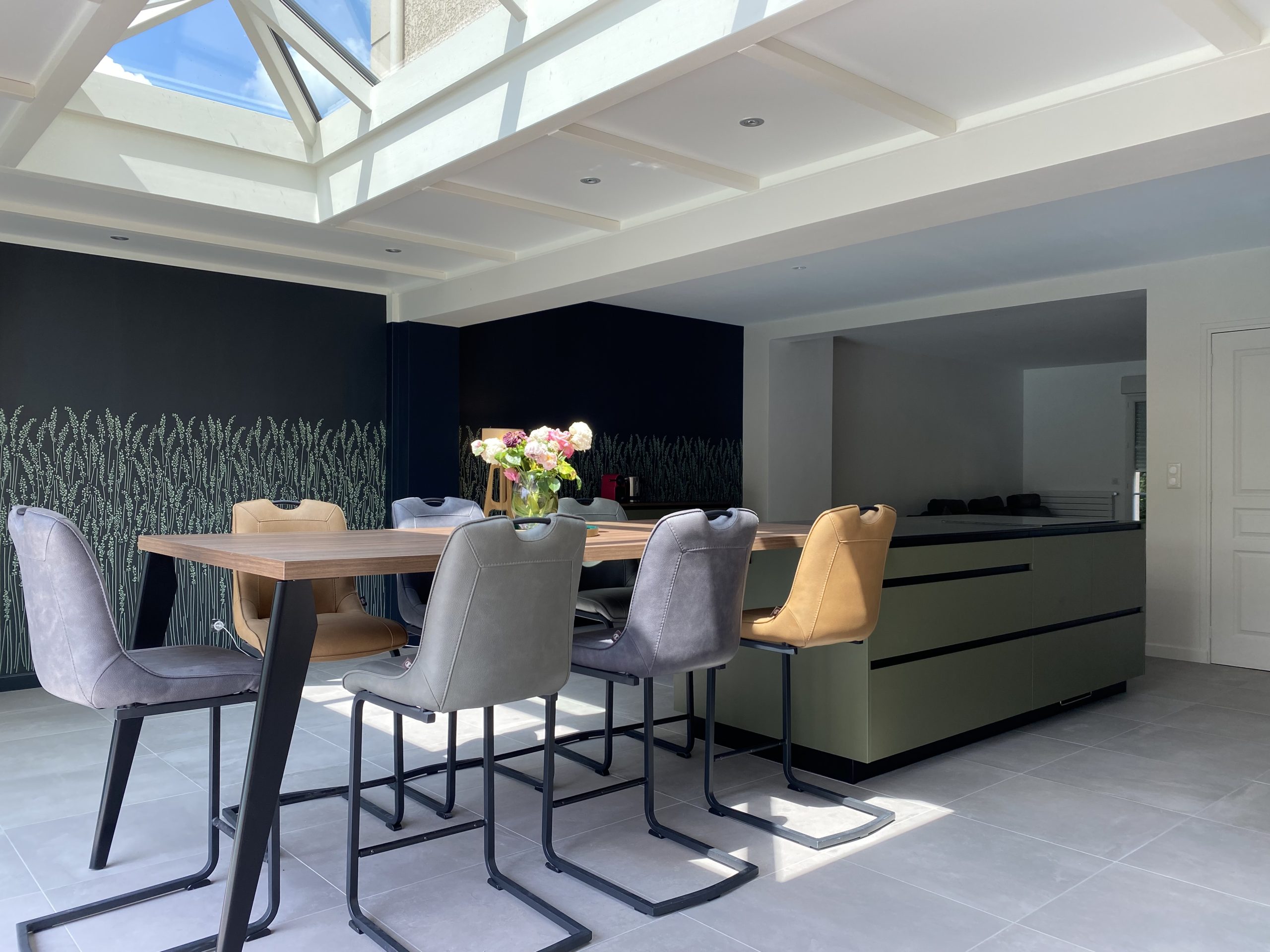 Cuisine verte et bois design et spacieuse